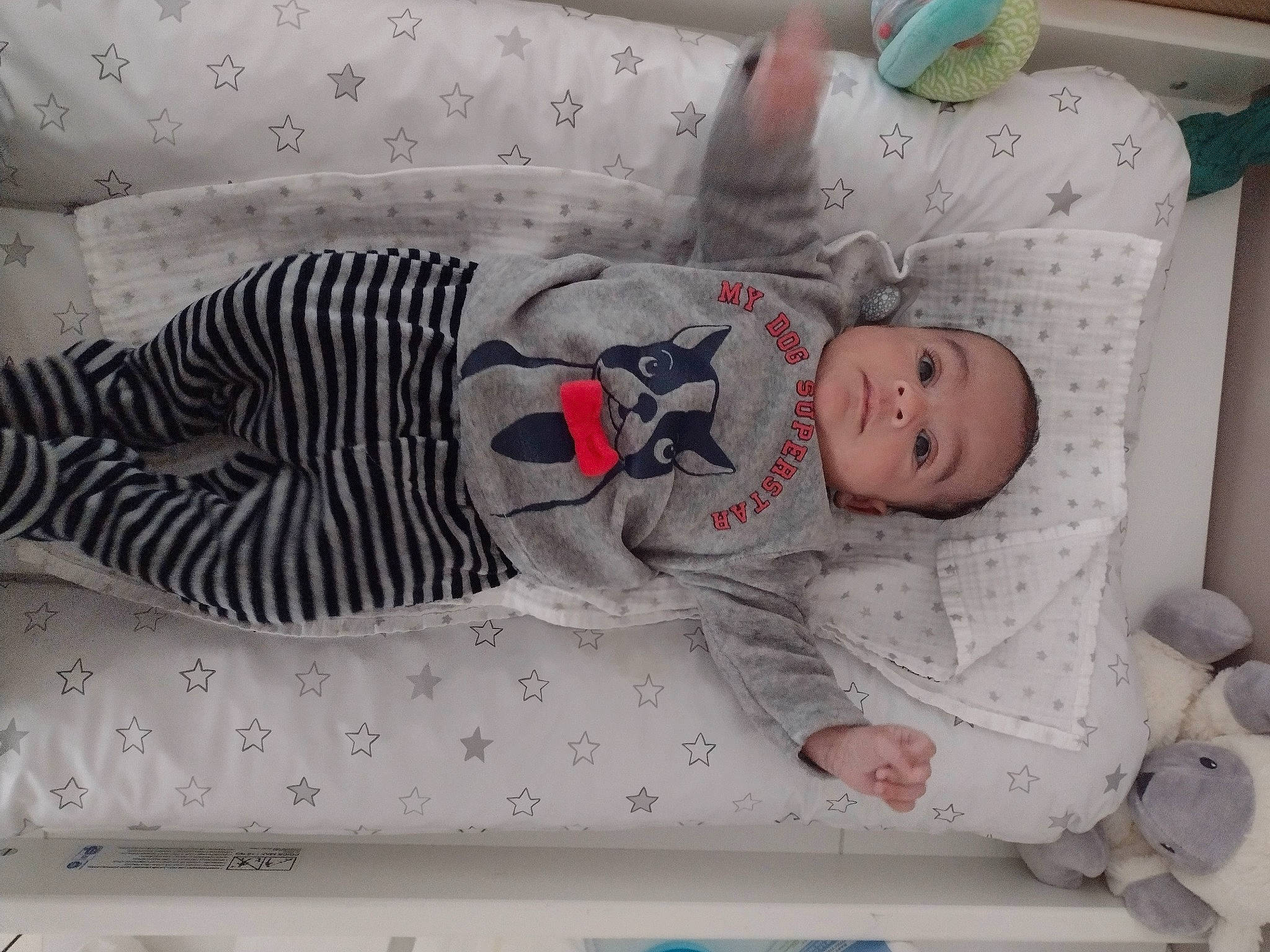 Emmanuel a rejoint le concours — aidez-le/la à gagner de superbes lots ! baby, baby_products, baby_toddler_clothing, bedding, bedtime, child, comfort, facial_expression, headgear, linens, pattern, person, room, sleeve, smile, toddler, white