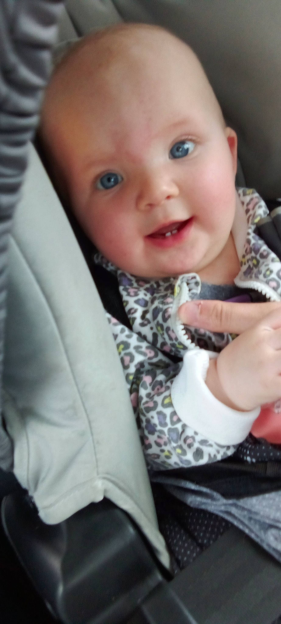 Zélie a rejoint le concours — aidez-le/la à gagner de superbes lots ! baby, baby_toddler_clothing, cheek, chin, comfort, finger, gesture, hand, happy, iris, lip, mouth, nail, neck, nose, person, skin, sleeve, smile, thumb