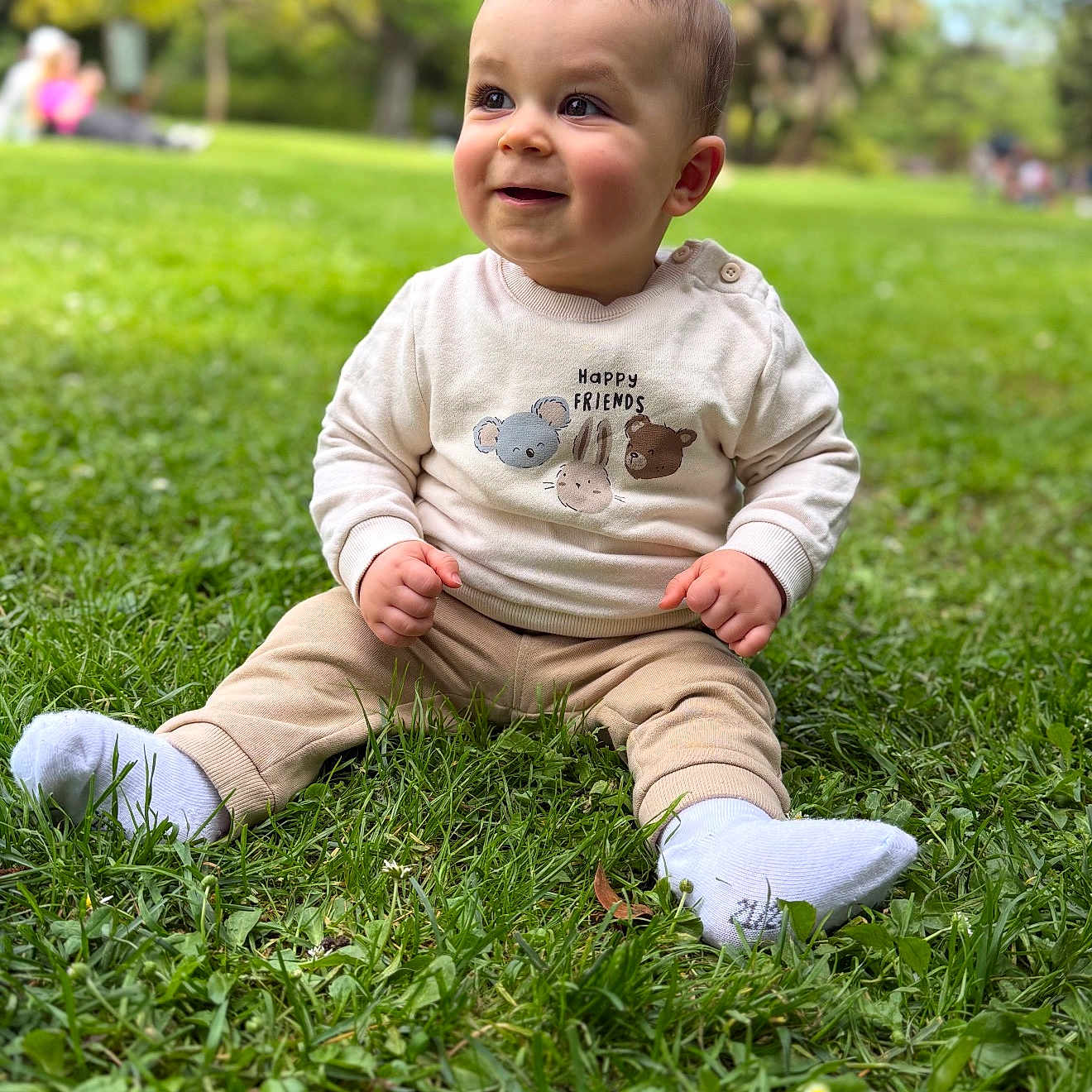 Lohan participe au concours pour gagner de l'argent avec cette photo : baby, child, grass, outdoor, smiling, sitting, cute, cozy_clothing, socks, sweater, happy, greenery, nature, park, person, portrait, sunlight, daytime, face, young