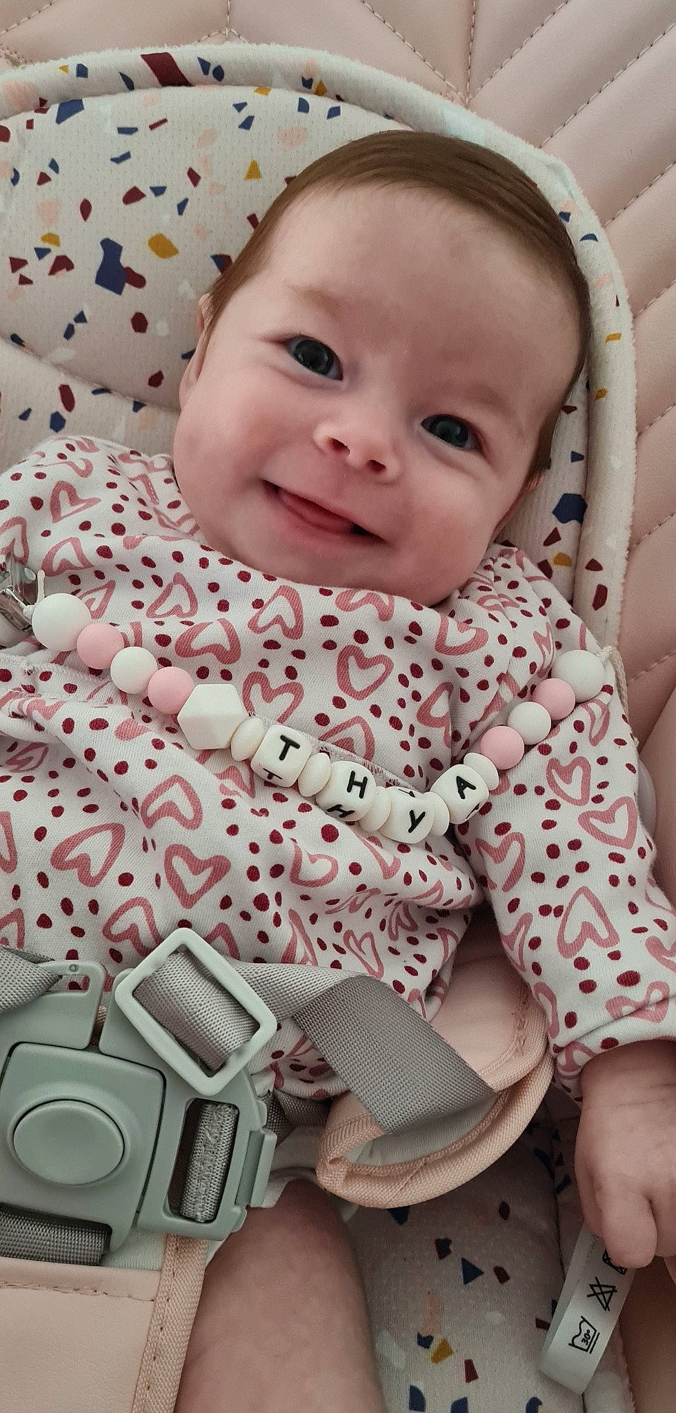 Thya a rejoint le concours — aidez-le/la à gagner de superbes lots ! baby, baby_toddler_clothing, cheek, chin, comfort, eye, happy, head, iris, joy, lip, mouth, nose, pattern, person, photograph, product, skin, sleeve, smile