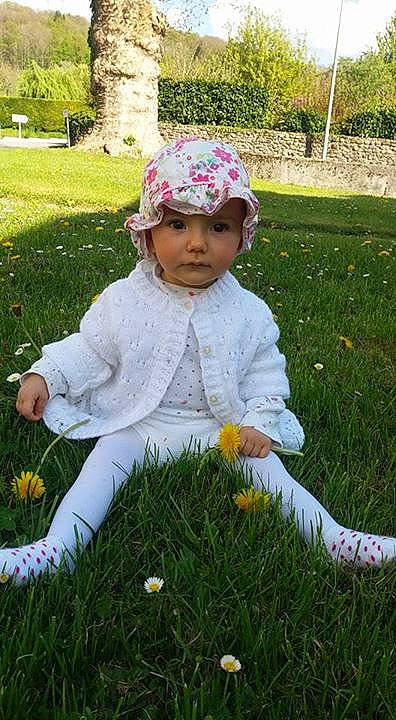 Elsa participe au concours pour gagner de l'argent avec cette photo : agriculture, child, flower, grass, headwear, lawn, meadow, plant