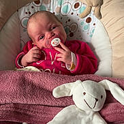 Rosa a rejoint le concours — aidez-le/la à gagner de superbes lots ! baby, baby_seat, blanket, child, comfort, cushion, cute, face, hand, head, indoor, infant, newborn, pacifier, pink_clothing, plush_toy, resting, sleepy, smiling, soft_toy