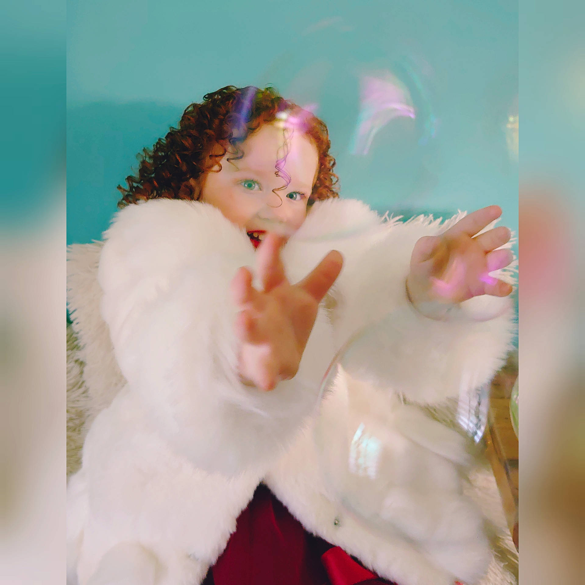 Kim participe au concours pour gagner de l'argent avec cette photo : baby, fur, hair_accessory, headpiece, painting, person, portrait, ringlet