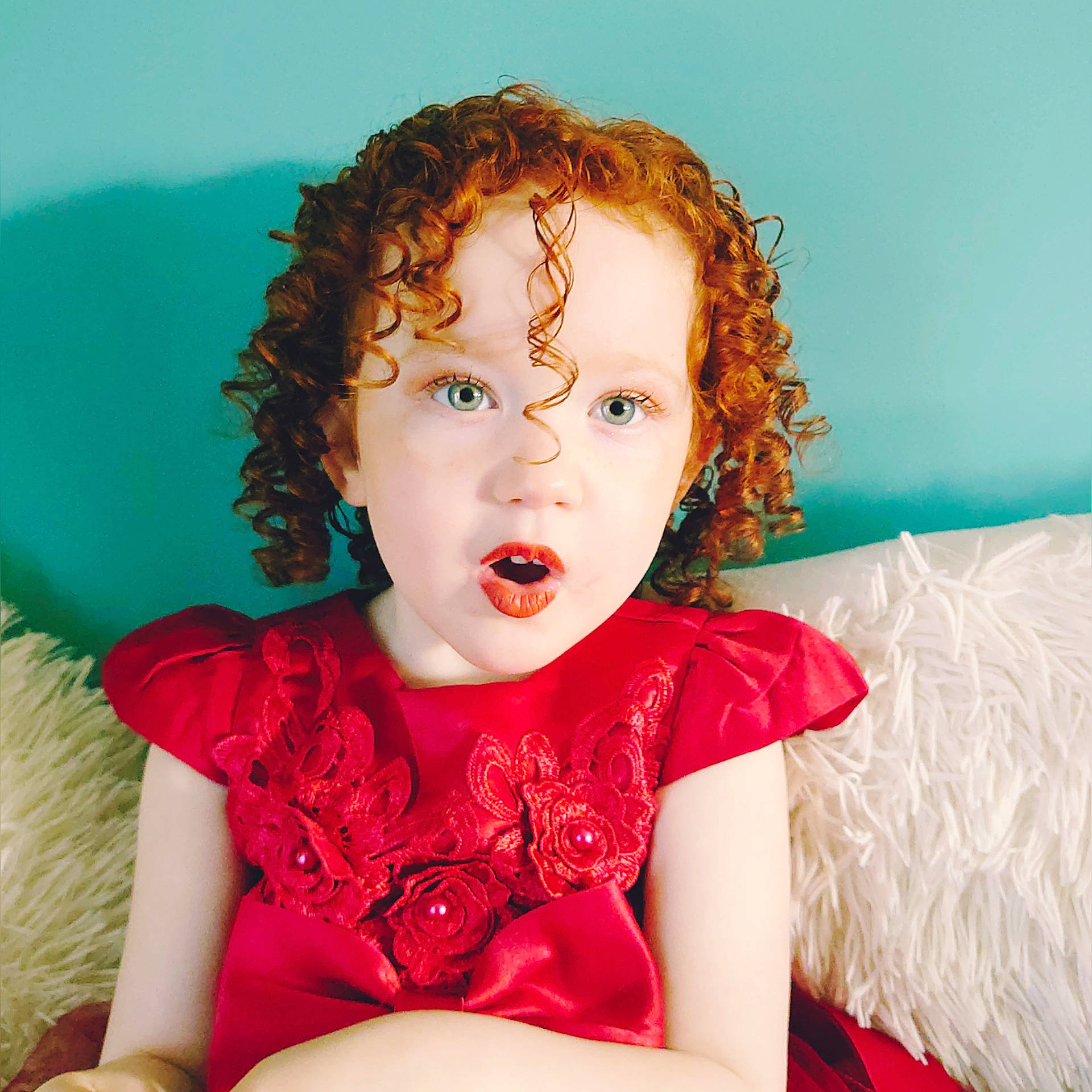 Kim a rejoint le concours — aidez-le/la à gagner de superbes lots ! baby, baby_toddler_clothing, day_dress, embellishment, eyelash, jheri_curl, lip, living_room, mouth, nose, person, ringlet, toddler, tongue
