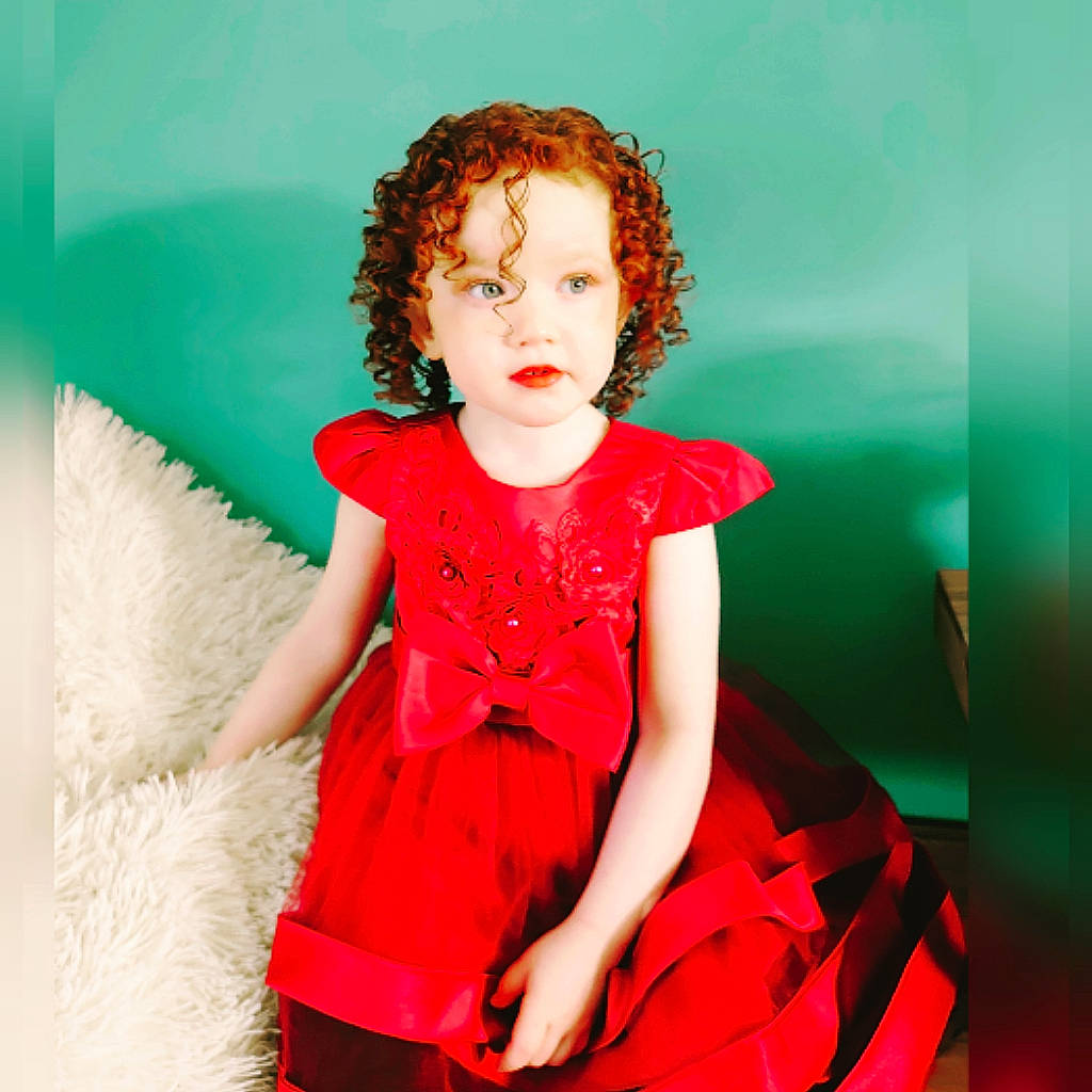Kim a rejoint le concours — aidez-le/la à gagner de superbes lots ! baby, baby_toddler_clothing, child_model, costume, day_dress, dress, embellishment, jheri_curl, one_piece_garment, person, red, ringlet, ruffle, toddler