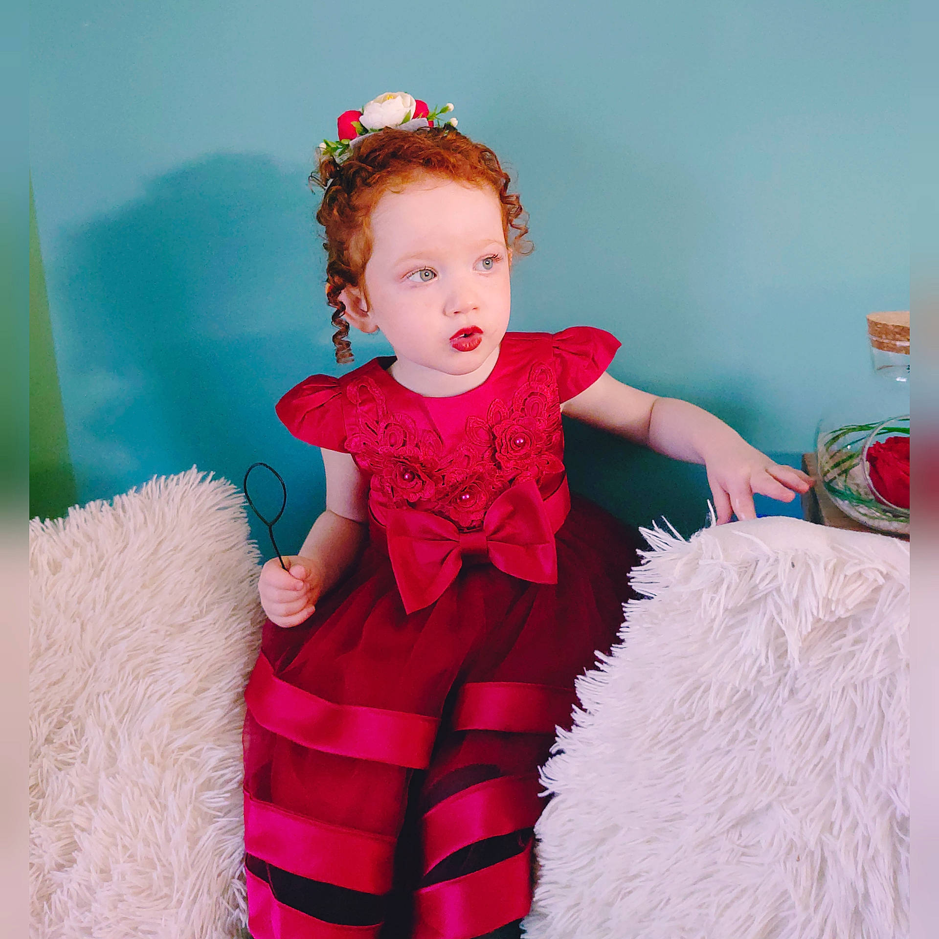 Kim a rejoint le concours — aidez-le/la à gagner de superbes lots ! baby, baby_toddler_clothing, costume, costume_accessory, day_dress, dress, embellishment, fur, hair_accessory, headband, headgear, headpiece, home_accessories, natural_material, one_piece_garment, person, pink, ruffle, textile, toddler