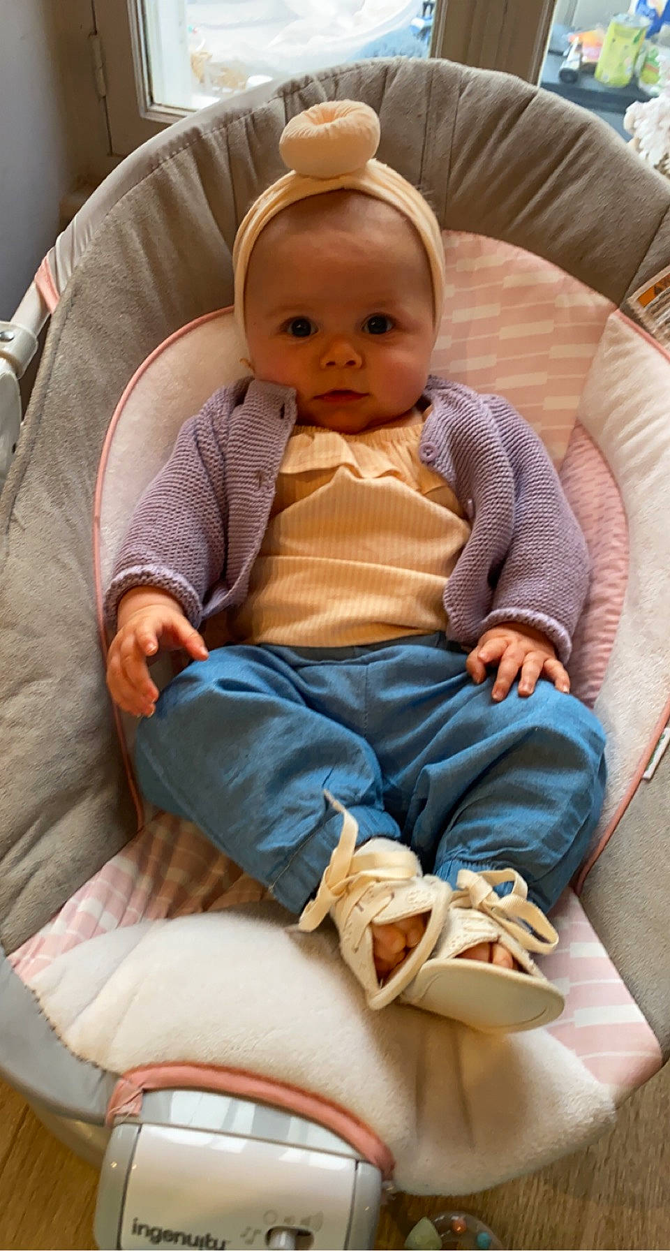 Esmée participe au concours pour gagner de l'argent avec cette photo : baby, baby_carriage, baby_in_car_seat, baby_products, baby_safety, baby_toddler_clothing, car_seat, chair, cheek, child, comfort, facial_expression, lap, linens, people, person, seat_belt, sitting, skin, sleeve