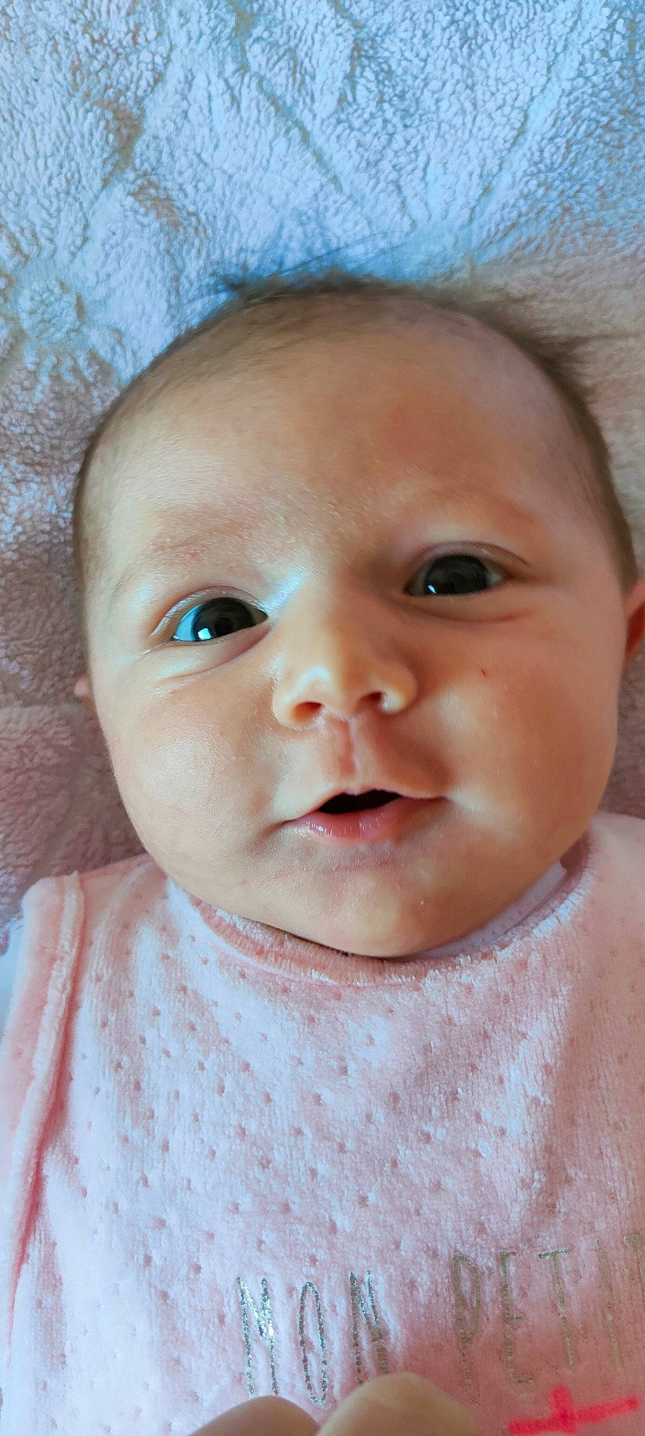 Diana a rejoint le concours — aidez-le/la à gagner de superbes lots ! baby, baby_toddler_clothing, cheek, child, chin, close_up, collar, eyebrow, eyelash, face, happy, iris, linens, lip, nose, person, pink, skin, sleeve, smile