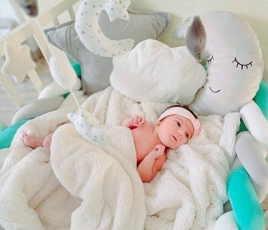 Lizzy participe au concours pour gagner de l'argent avec cette photo : baby, baby_products, baby_safety, baby_sleeping, baby_toddler_clothing, bedding, child, comfort, event, happy, headgear, headwear, infant_bed, linens, person, pink, product, room, skin, textile