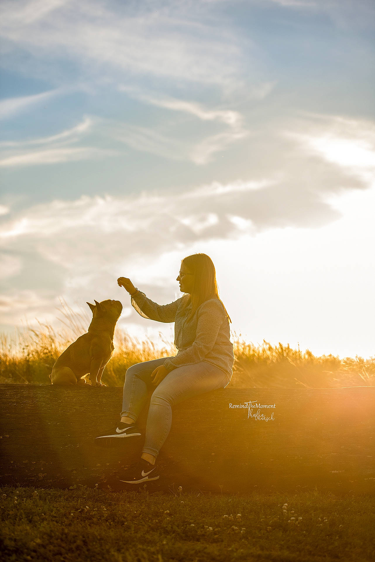 Joe a rejoint le concours — aidez-le/la à gagner de superbes lots ! backlighting, cloud, dusk, flash_photography, friendship, gesture, grass, grassland, happy, hat, horizon, landscape, leisure, people_in_nature, plant, sky, sunrise, sunset, tints_and_shades, tree
