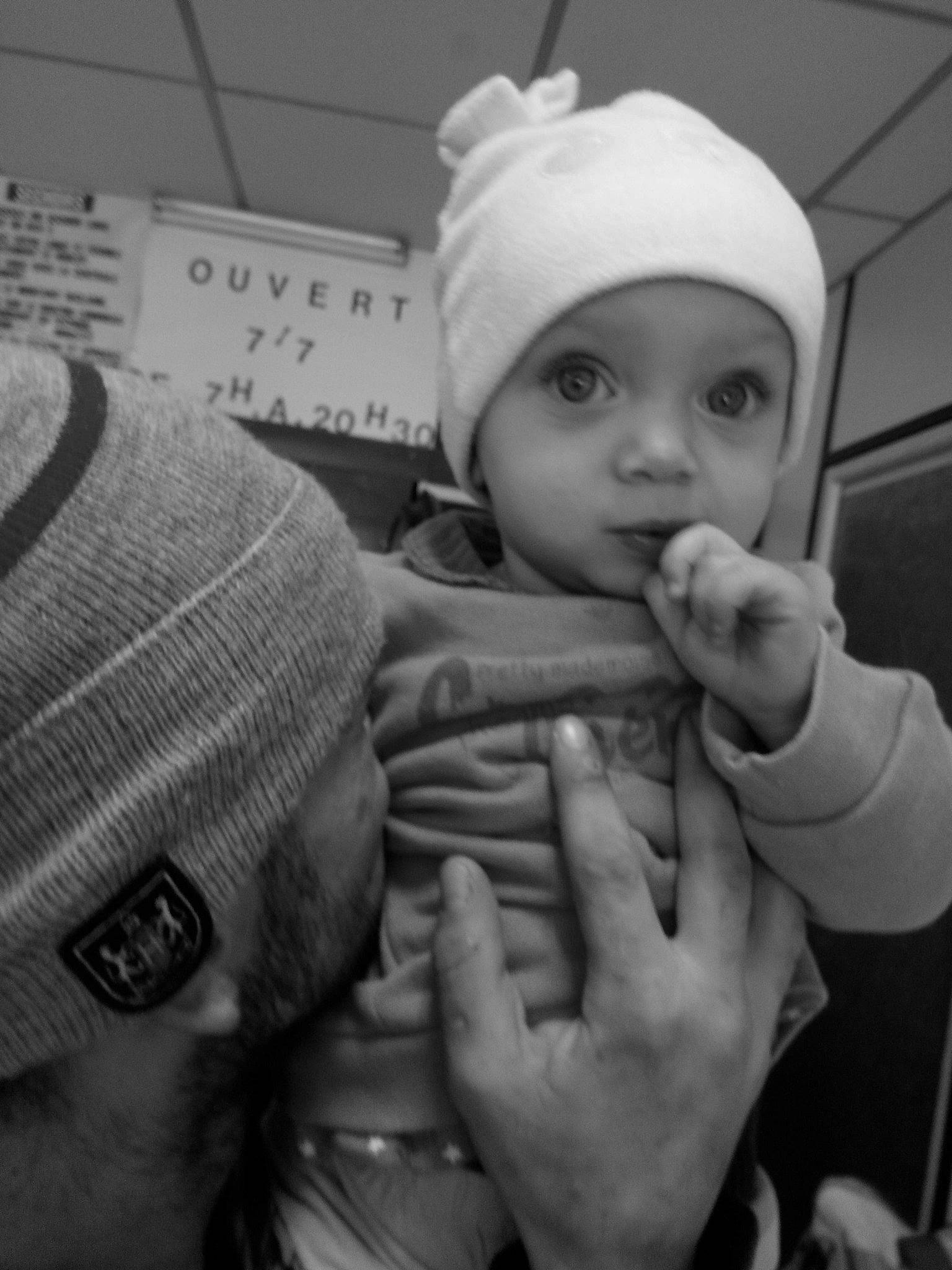 Maïwenn a rejoint le concours — aidez-le/la à gagner de superbes lots ! baby, black_and_white, child, eye, finger, forehead, gesture, hand, headgear, headwear, monochrome, nose, person, photography, room, smile, style, thumb, white