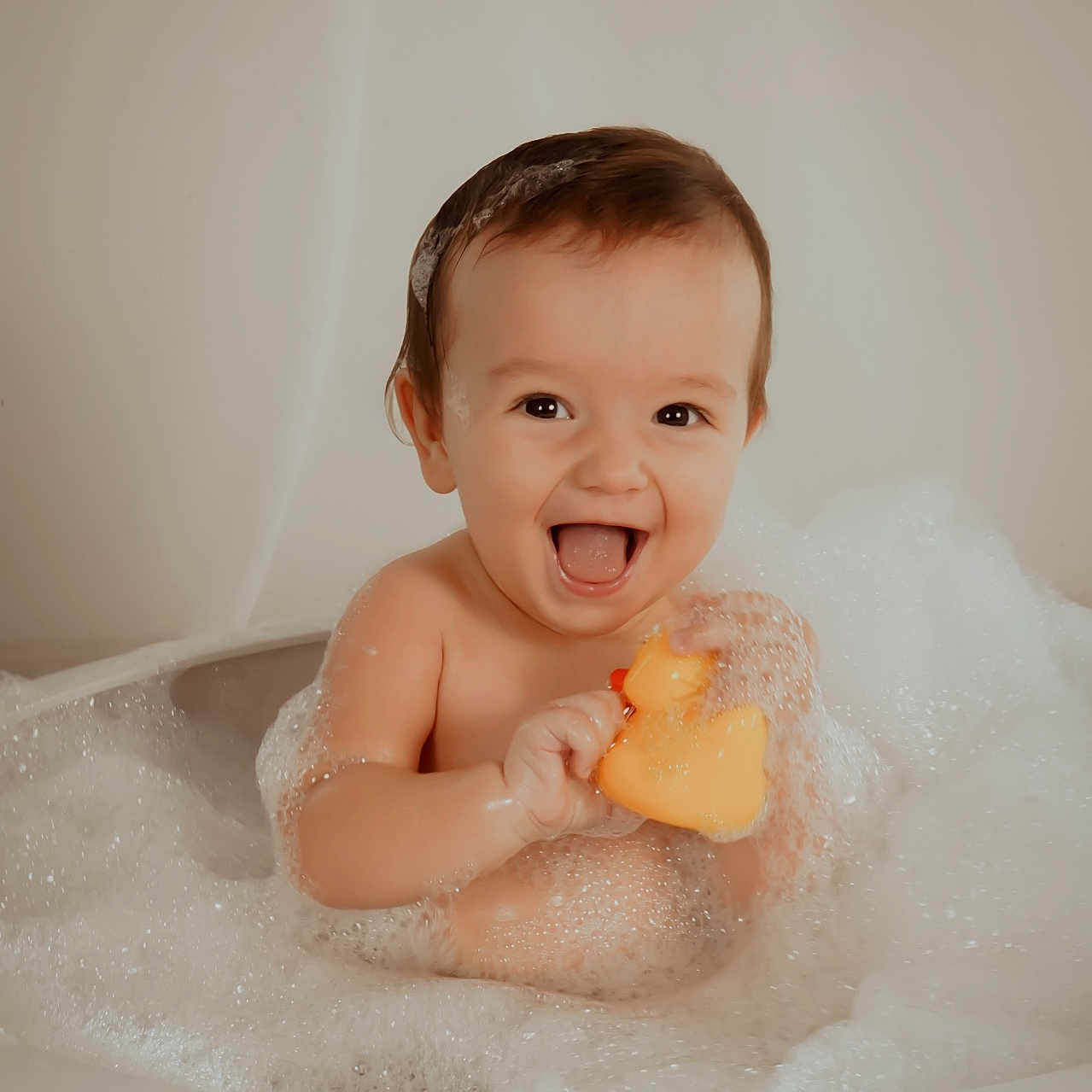 June participe au concours pour gagner de l'argent avec cette photo : baby, bath, bubbles, child, cleaning, cute, face, foam, fun, happy, head, infant, playful, rubber_duck, skin, smiling, splash, toy, tub, water