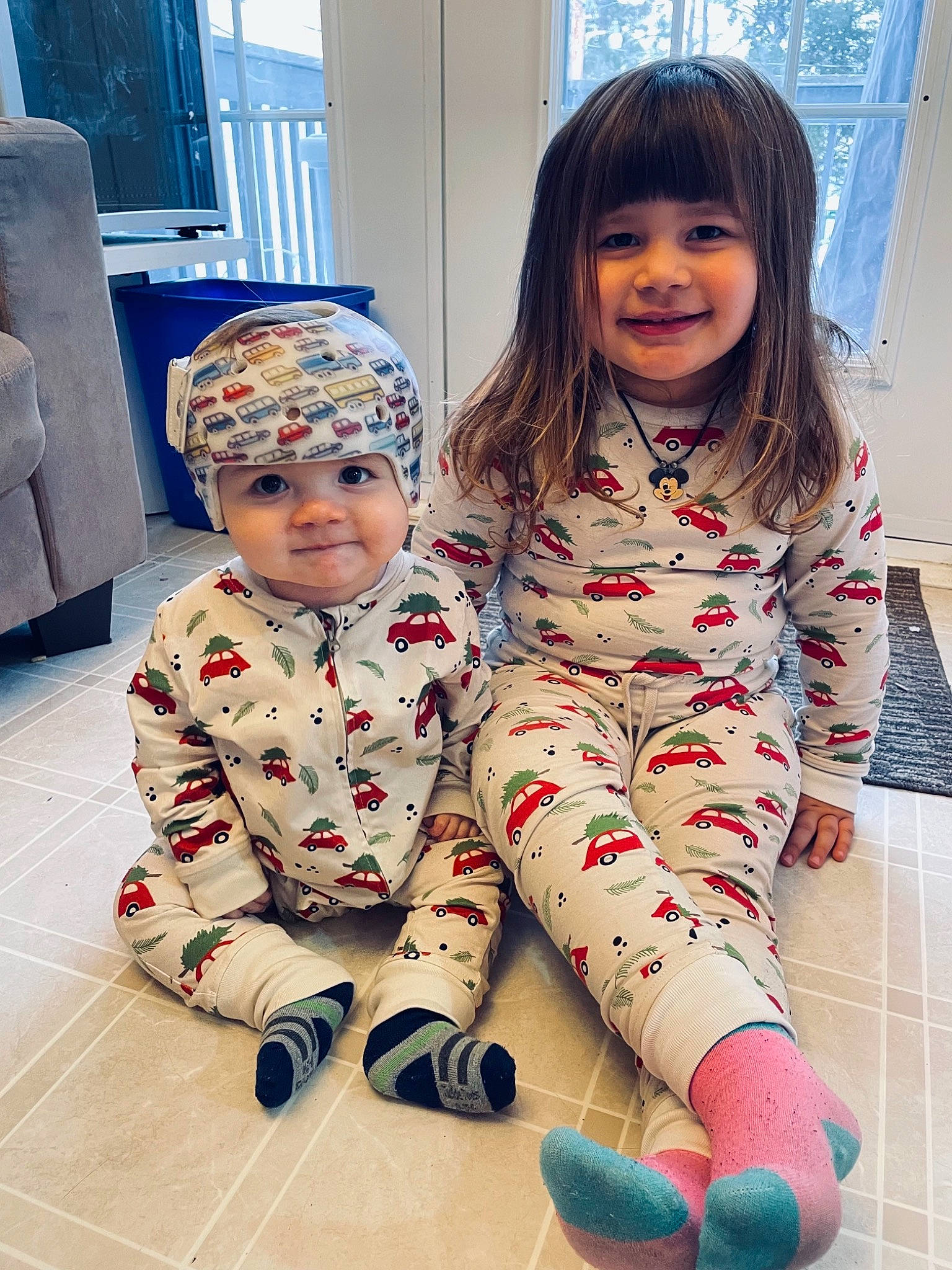 Léa-rose participe au concours pour gagner de l'argent avec cette photo : baby_toddler_clothing, child, face, facial_expression, floor, flooring, fun, happy, head, headwear, human_body, human_leg, joy, pattern, people, person, sitting, skin, sleeve, smile