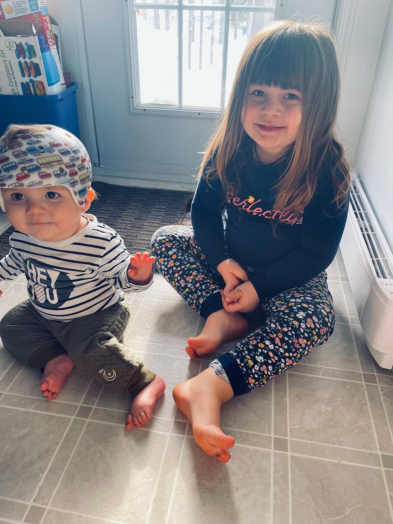 Léa-rose participe au concours pour gagner de l'argent avec cette photo : child, facial_expression, finger, floor, flooring, fun, happy, head, headwear, human_body, joy, knee, leg, person, shoe, skin, smile, sock, standing, t_shirt