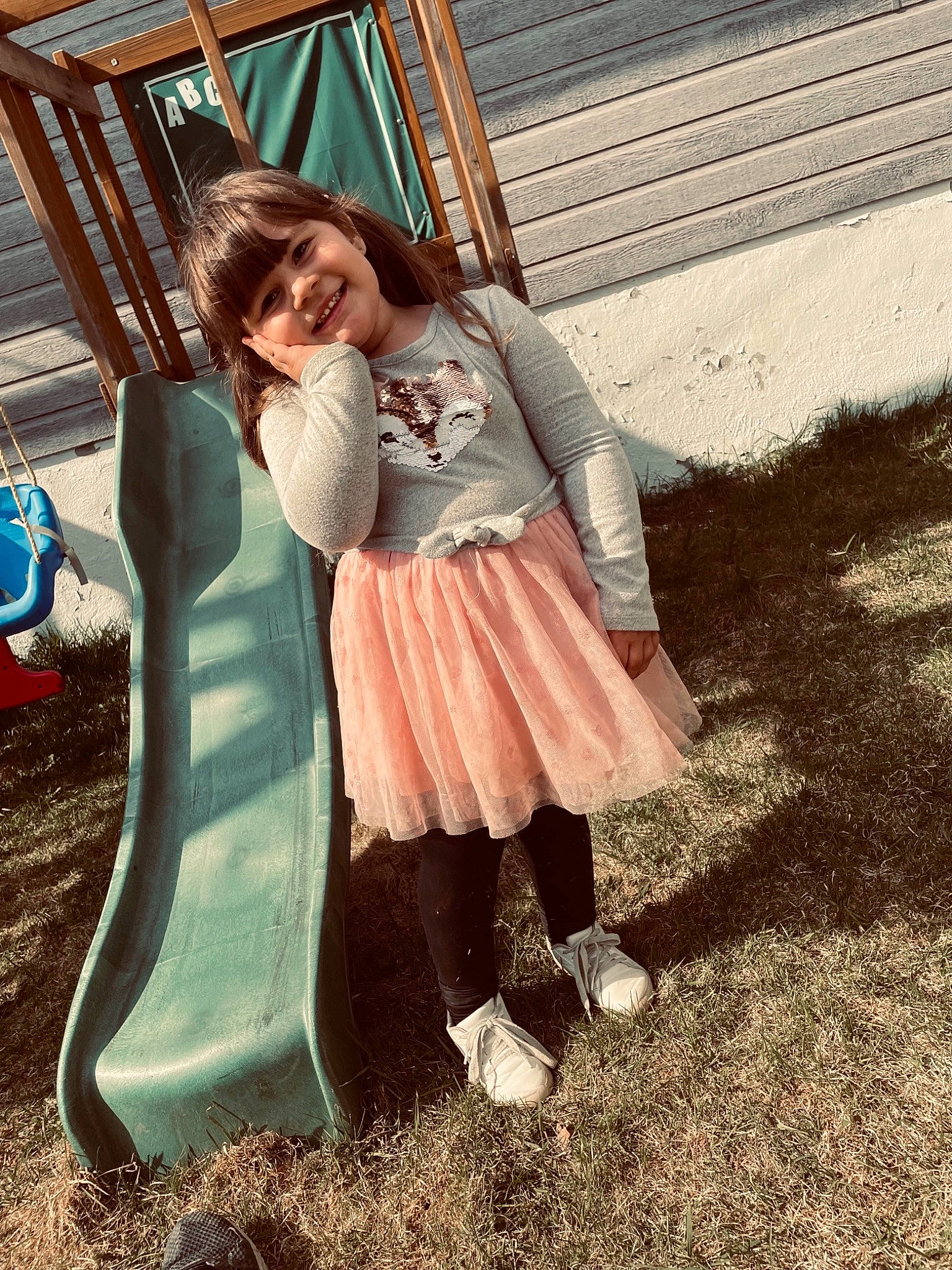 Léa-rose participe au concours pour gagner de l'argent avec cette photo : boot, child, chute, city, dress, fun, grass, happy, human_leg, joy, knee, leg, leisure, outdoor_play_equipment, person, plant, recreation, shoe, sitting, smile