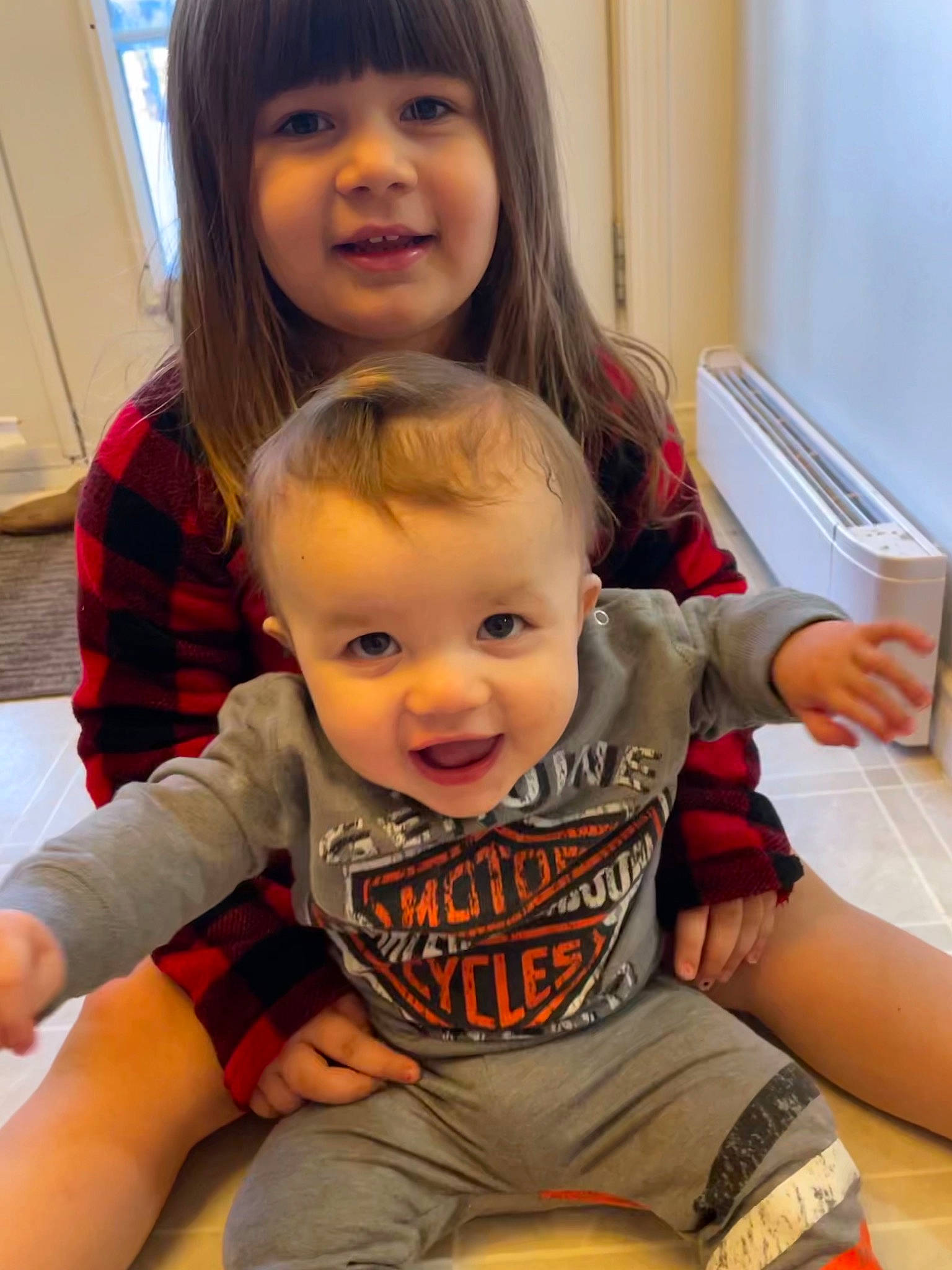 Léa-rose a rejoint le concours — aidez-le/la à gagner de superbes lots ! arm, baby_toddler_clothing, cheek, child, chin, facial_expression, finger, hairstyle, hand, happy, joy, lap, leg, mammal, person, shirt, skin, sleeve, smile, standing