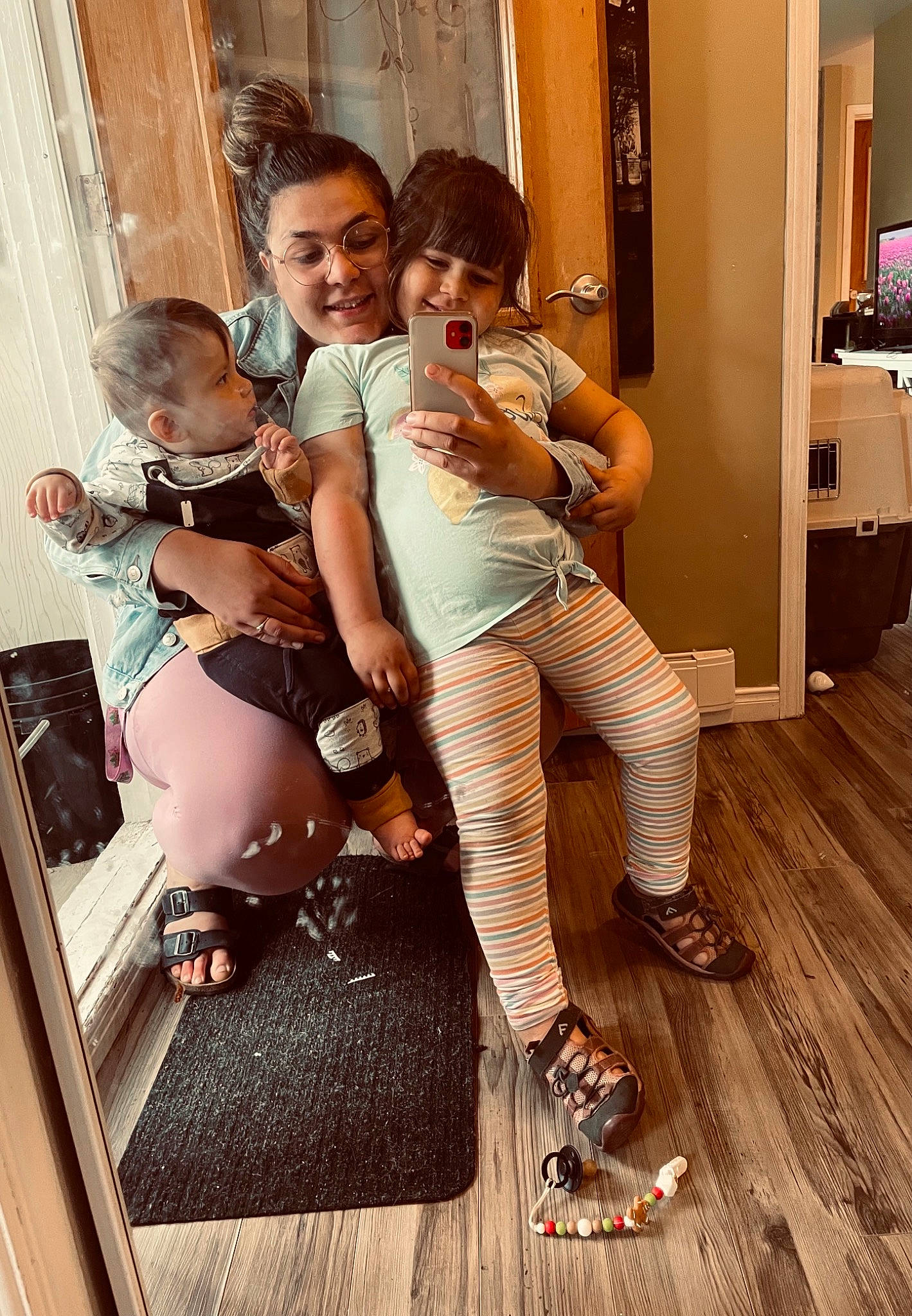 Léa-rose participe au concours pour gagner de l'argent avec cette photo : comfort, event, eyewear, fashion, fashion_design, floor, flooring, fun, happy, joint, joy, leg, person, sandal, shoe, shorts, shoulder, smile, sneakers, thigh