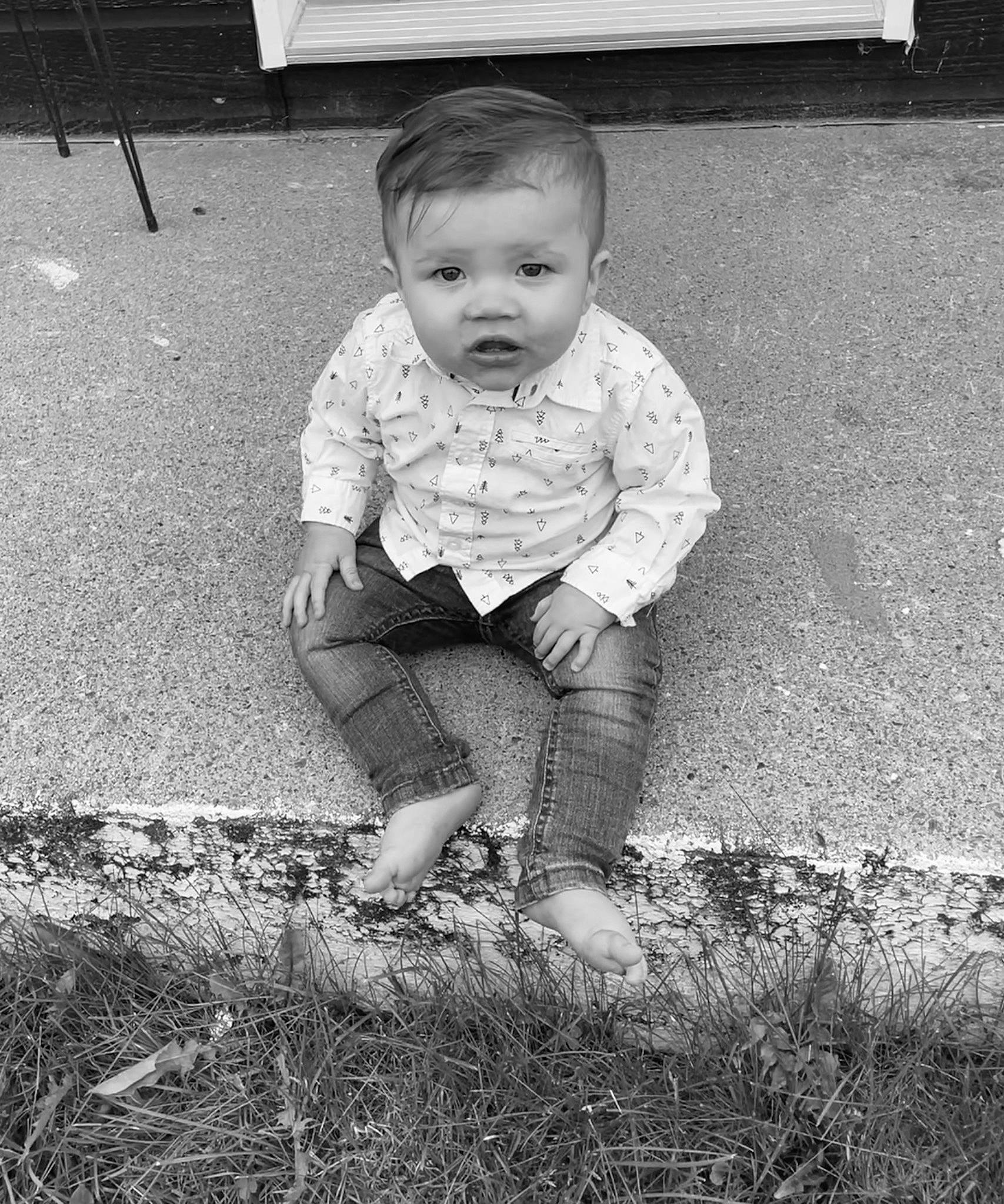 Samaël a rejoint le concours — aidez-le/la à gagner de superbes lots ! arm, asphalt, baby_toddler_clothing, black, black_and_white, child, eye, face, flash_photography, grass, happy, human, monochrome, monochrome_photography, people, people_in_nature, person, standing, style, tints_and_shades