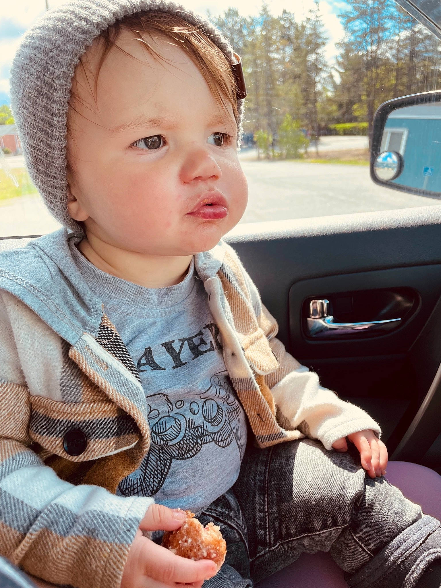 Samaël a rejoint le concours — aidez-le/la à gagner de superbes lots ! auto_part, automotive_exterior, baby, baby_toddler_clothing, cap, car, car_seat, child, eye, face, fun, hairstyle, happy, motor_vehicle, person, skin, sleeve, steering_wheel, toddler, tree
