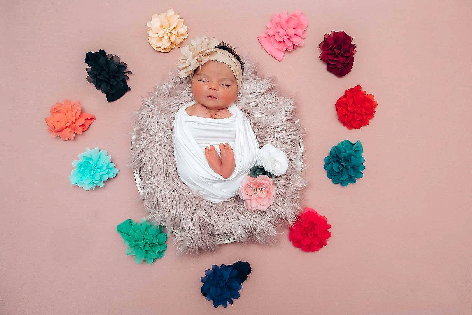 Milana a rejoint le concours — aidez-le/la à gagner de superbes lots ! art, beard, creative_arts, cut_flowers, event, floral_design, font, happy, headwear, illustration, magenta, paper, pattern, peach, person, petal, pink, plant, room, textile