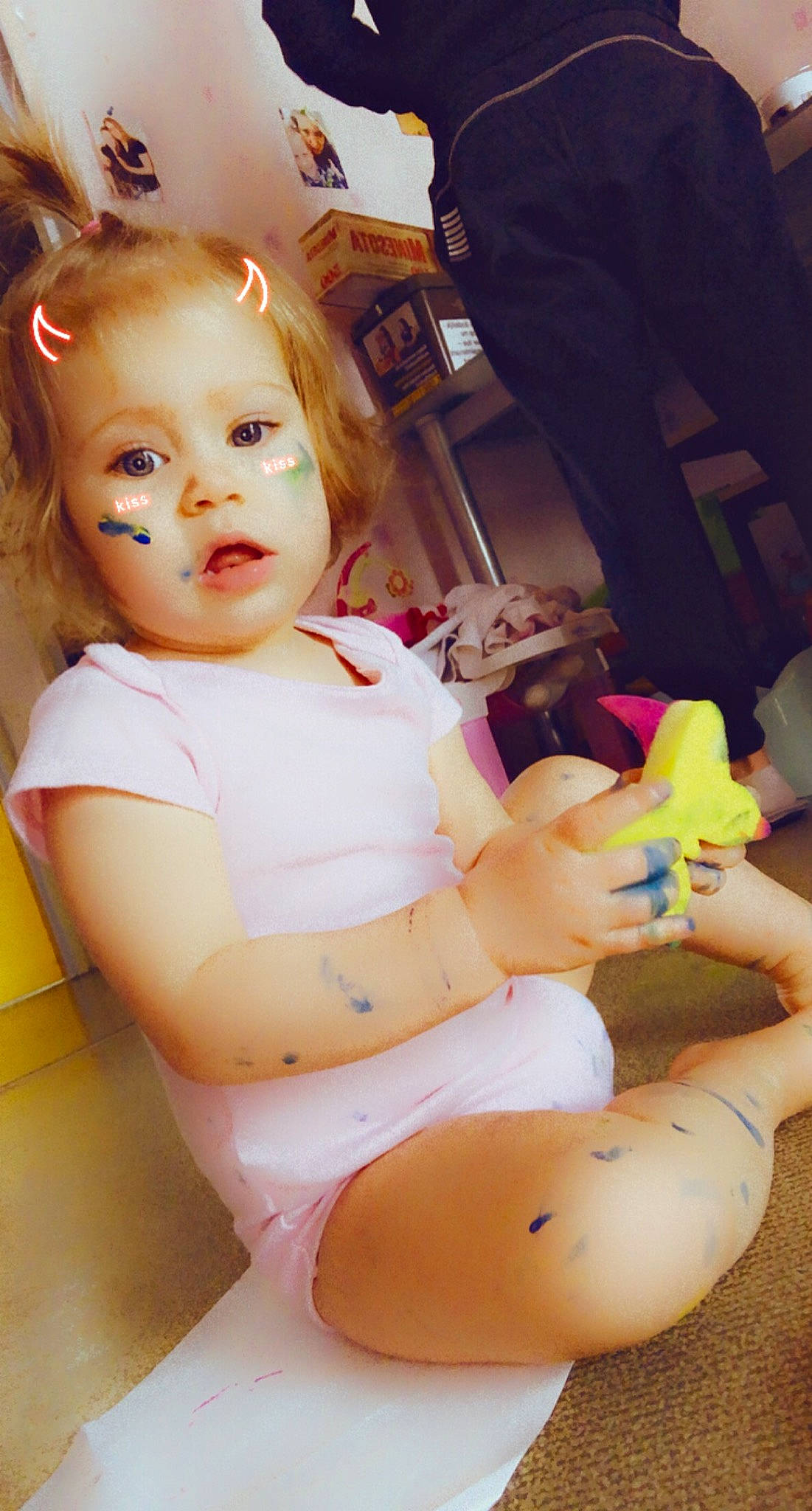 Linnayah participe au concours pour gagner de l'argent avec cette photo : abdomen, chair, chest, child, eyelash, fun, hair, hairstyle, happy, knee, lap, leg, long_hair, mouth, person, pink, skin, thigh, thumb, toddler