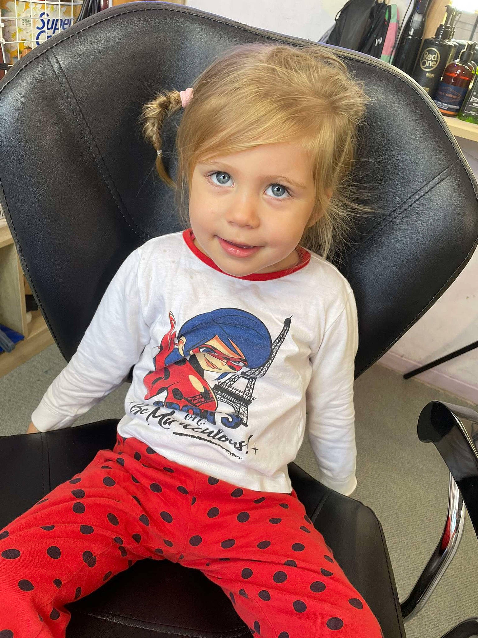 Linnayah a rejoint le concours — aidez-le/la à gagner de superbes lots ! baby_toddler_clothing, beauty, black, chair, child, comfort, face, fashion, fun, furniture, hairstyle, joy, lap, living_room, mammal, organ, person, product, sleeve, t_shirt