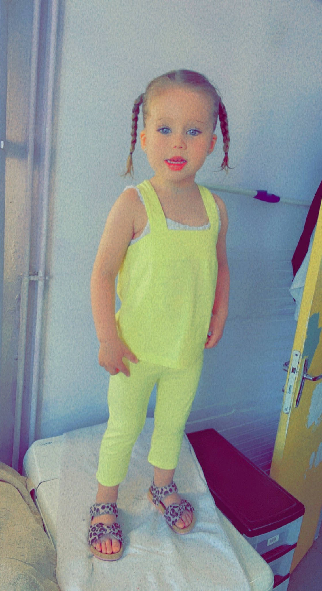 Linnayah participe au concours pour gagner de l'argent avec cette photo : baby_toddler_clothing, dress, face, finger, hair, head, human_body, jeans, joint, neck, one_piece_garment, outerwear, person, shoulder, sleeve, sportswear, standing, t_shirt, textile, thigh