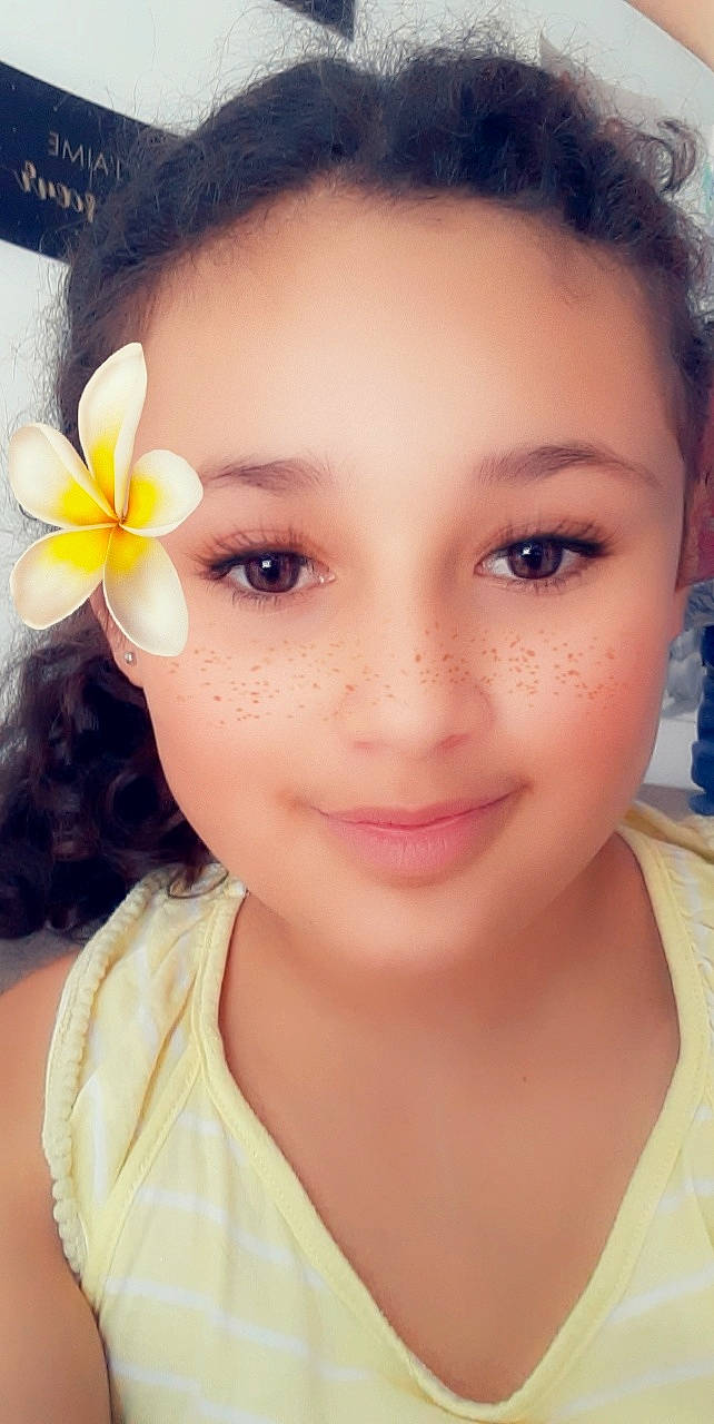 Maëlis participe au concours pour gagner de l'argent avec cette photo : beauty, black_hair, cheek, chin, close_up, eye, eyebrow, eyelash, face, forehead, frangipani, hair, head, joy, lip, material_property, nose, person, photography, selfie