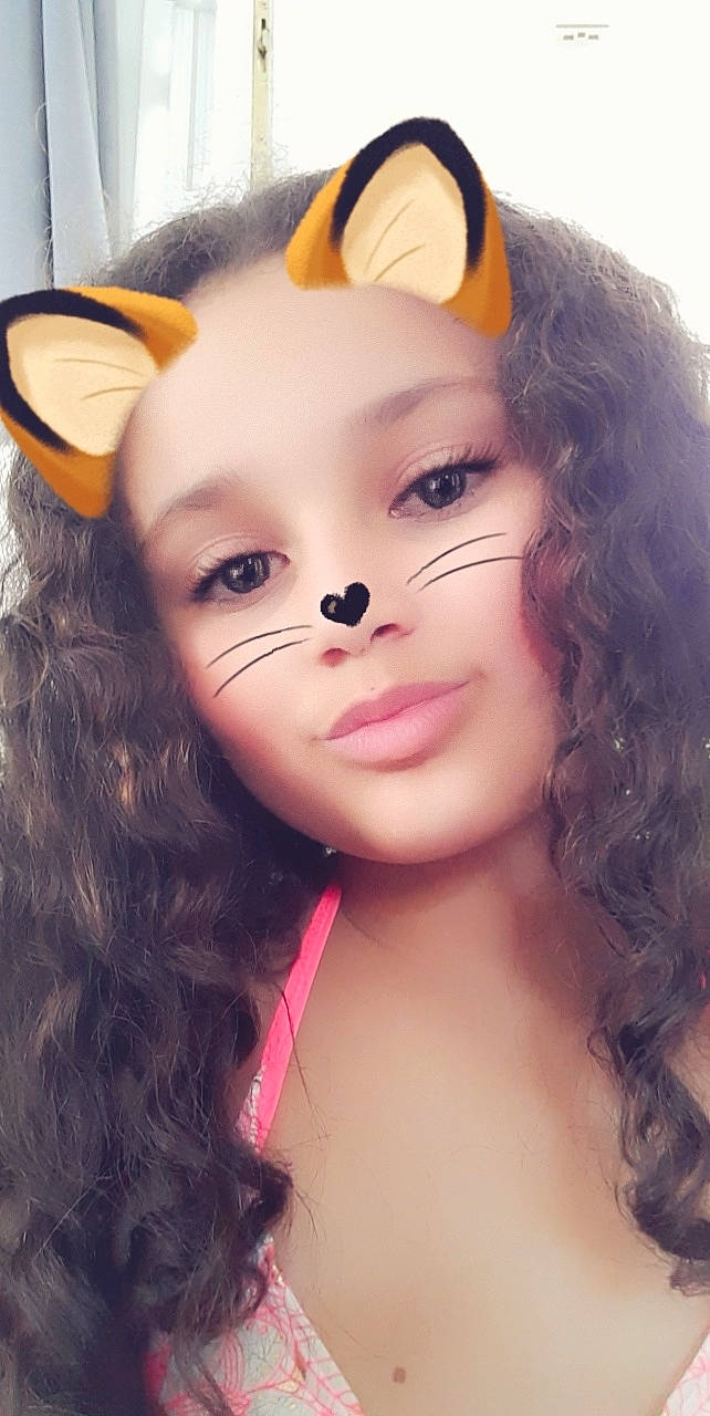 Maëlis participe au concours pour gagner de l'argent avec cette photo : beauty, black_hair, blond, brown_hair, cheek, ear, eye, eyelash, fawn, forehead, hair, hairstyle, head, lip, long_hair, nose, person, smile, toy, whiskers