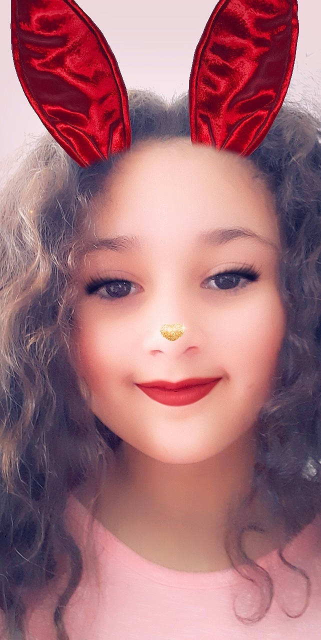 Maëlis a rejoint le concours — aidez-le/la à gagner de superbes lots ! beauty, cheek, chin, close_up, ear, eye, eyebrow, eyelash, face, forehead, hair, hair_coloring, hairstyle, head, joy, lip, long_hair, nose, person, pink