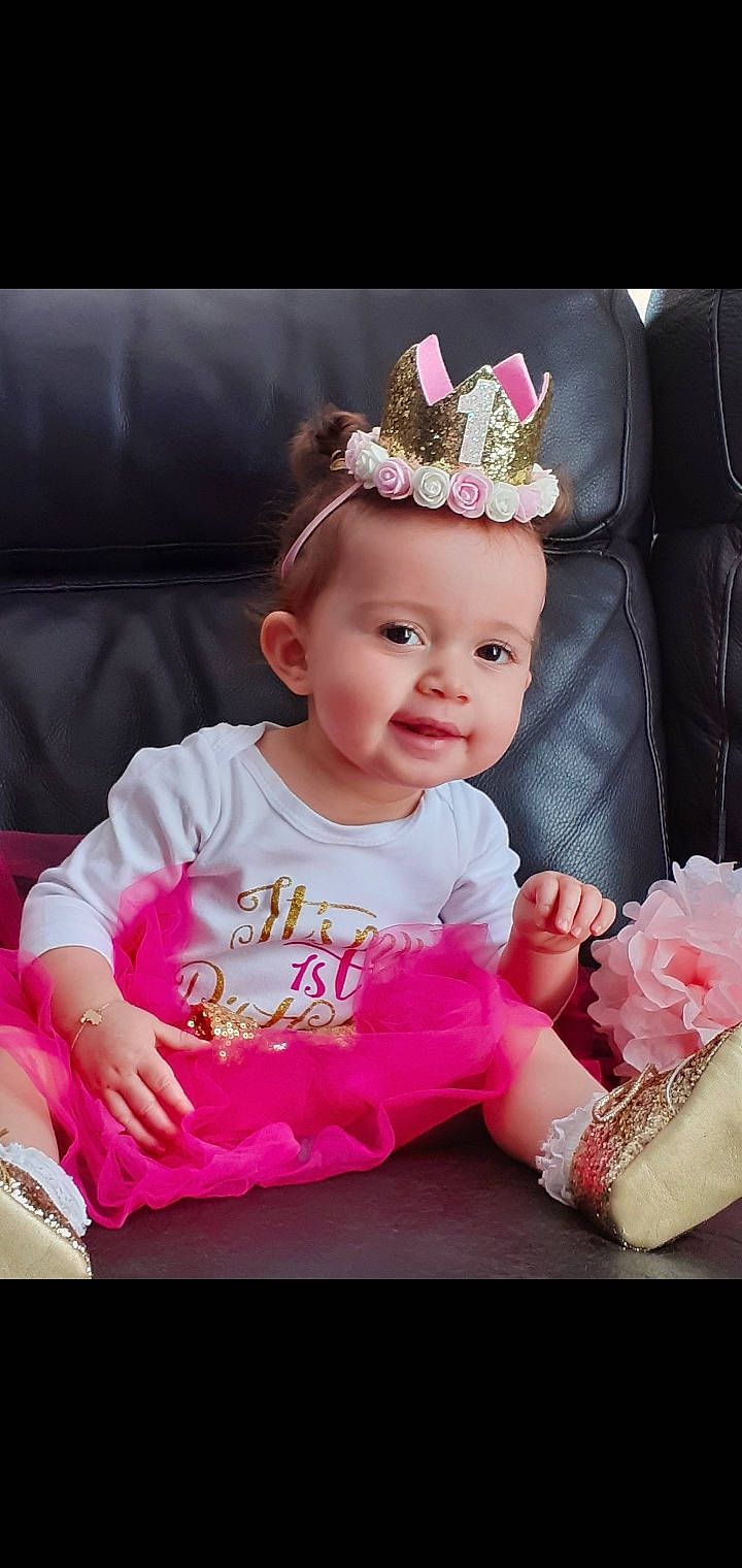 Thaïs a rejoint le concours — aidez-le/la à gagner de superbes lots ! baby, baby_toddler_clothing, cheek, child, costume, crown, ear, fashion_accessory, hair_accessory, head, headband, headgear, headpiece, headwear, person, photography, pink, product, sitting, toddler