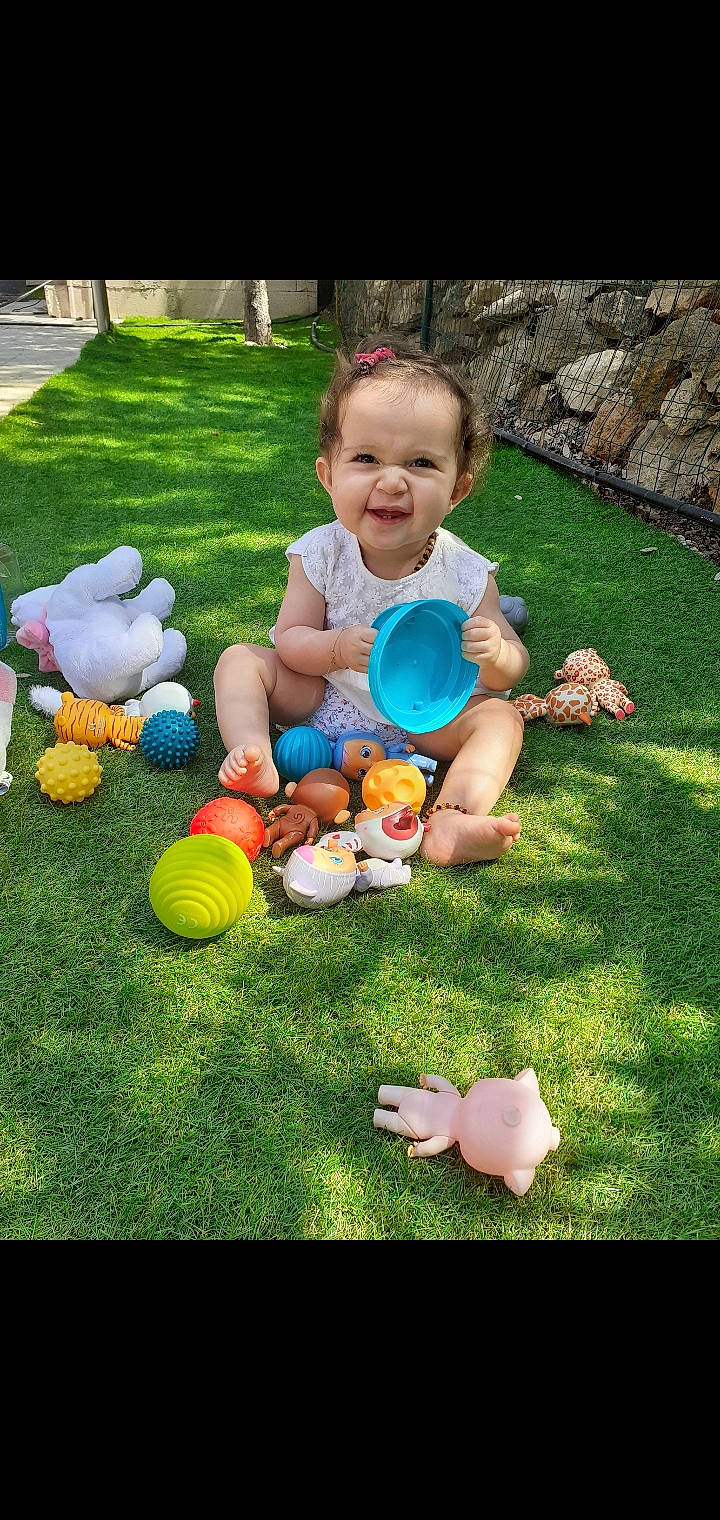 Thaïs a rejoint le concours — aidez-le/la à gagner de superbes lots ! child, easter, easter_egg, grass, joy, lawn, person, play, toddler, yard