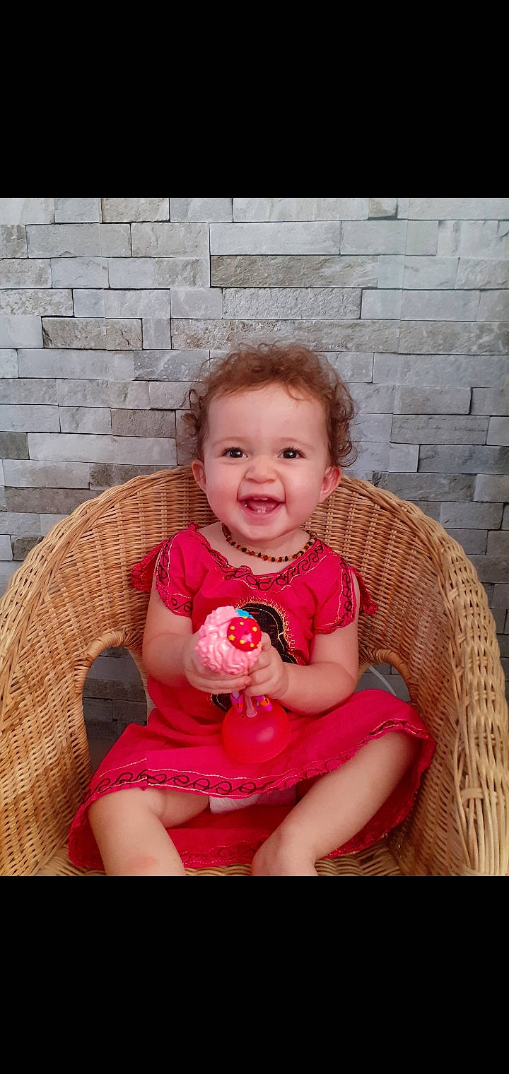 Thaïs participe au concours pour gagner de l'argent avec cette photo : baby, cheek, child, eye, face, facial_expression, fun, happy, head, iris, people, person, photography, pink, red, sitting, skin, smile, toddler