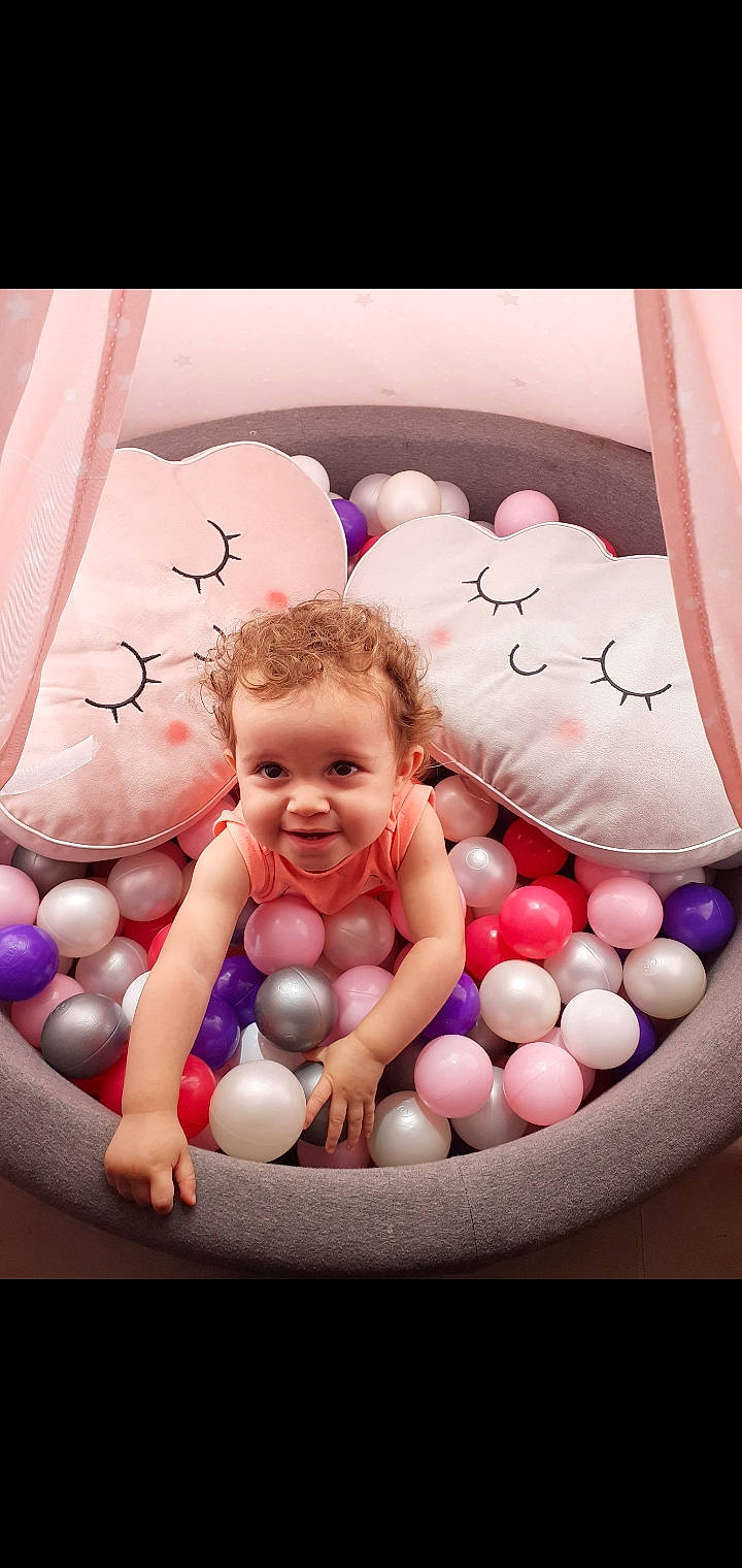 Thaïs participe au concours pour gagner de l'argent avec cette photo : baby, baby_toys, child, easter, egg, food, person, pink, play, skin, smile, toddler, toy