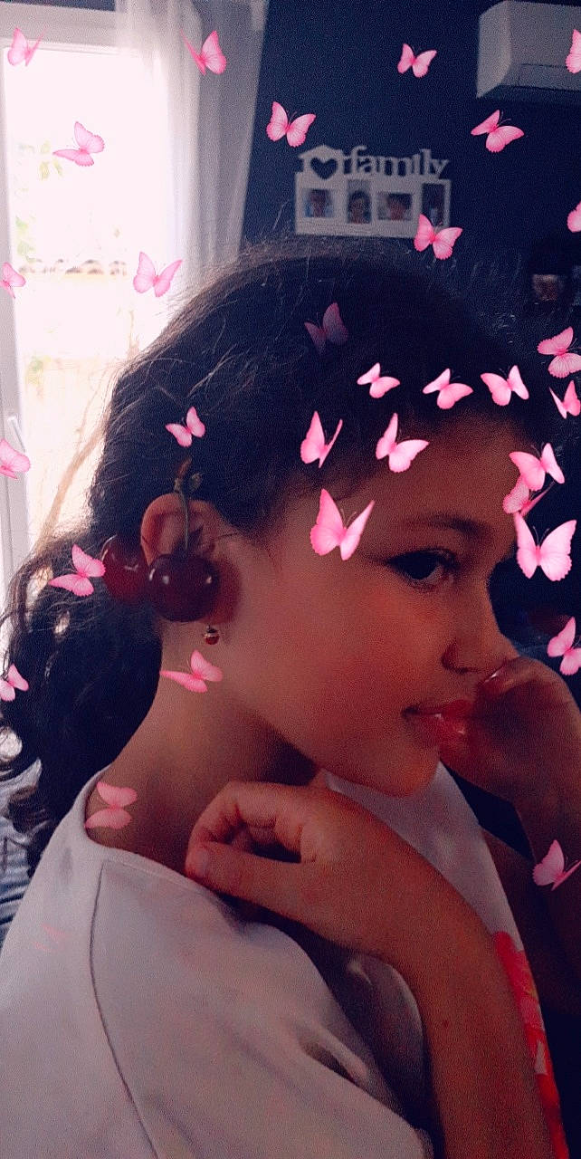 Louane participe au concours pour gagner de l'argent avec cette photo : beauty, black_hair, cheek, child, cool, ear, eyebrow, eyelash, fashion_accessory, forehead, hair, hair_accessory, hairstyle, headband, headgear, headpiece, hime_cut, lip, person, pink