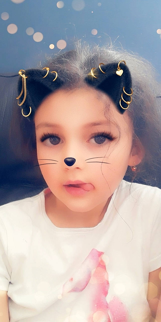 Louane a rejoint le concours — aidez-le/la à gagner de superbes lots ! beauty, cheek, child, ear, eye, eyebrow, eyelash, face, forehead, hair, hair_accessory, hairstyle, head, headgear, headpiece, lip, nose, person, photography, skin