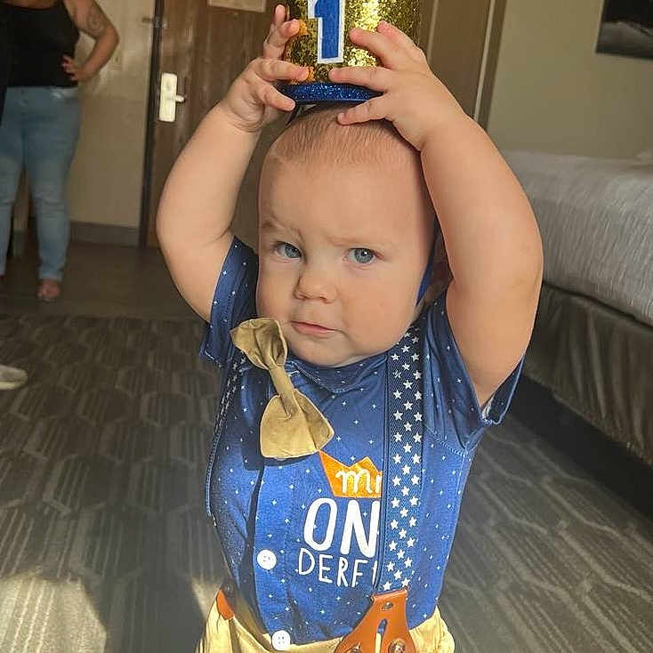 Koen is registered to the contest to win money with this photo: accessories, adult, baby, bottle, clothing, cosmetics, couch, electronics, face, female, furniture, head, jeans, pants, person, phone, photography, portrait, t_shirt, woman