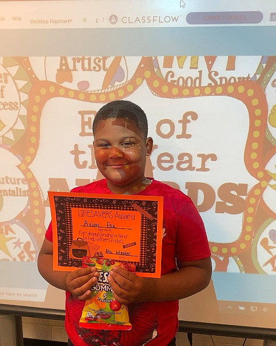 Avion is registered to the contest to win money with this photo: adaptation, award, award_ceremony, child, competition, event, font, fun, happy, job, joy, logo, orator, organ, person, presentation, public_speaking, room, smile, speech