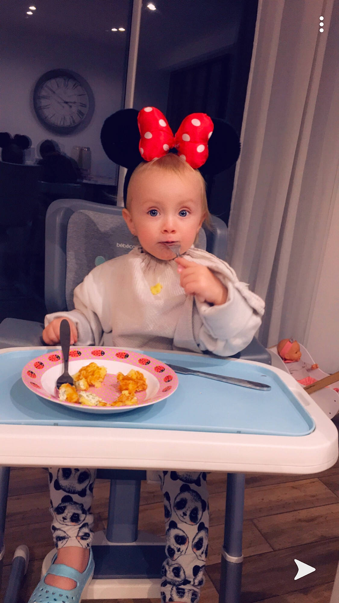 Cassie a rejoint le concours — aidez-le/la à gagner de superbes lots ! baby, baby_playing_with_food, baby_toddler_clothing, balloon, cuisine, dish, dishware, food, food_craving, furniture, home_accessories, meal, person, plate, serveware, sitting, surprise, sweetness, table, tableware