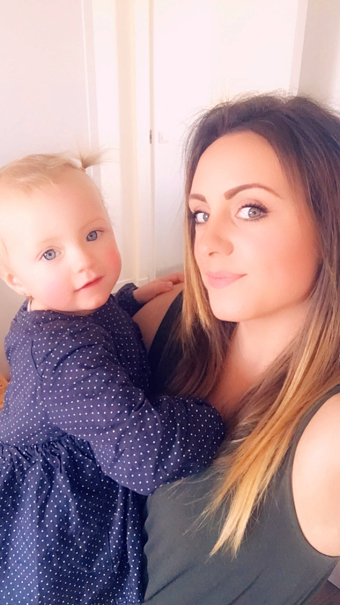 Cassie a rejoint le concours — aidez-le/la à gagner de superbes lots ! baby_toddler_clothing, beauty, blond, cheek, eye, eye_liner, eyebrow, eyelash, face, forehead, head, interaction, iris, lip, long_hair, love, nose, person, selfie, shoulder