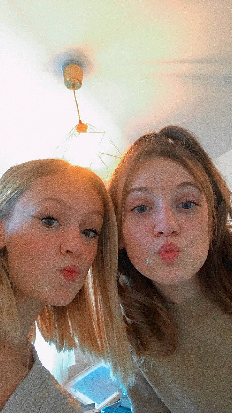 Louane a rejoint le concours — aidez-le/la à gagner de superbes lots ! beauty, blond, brown_hair, eyebrow, eyelash, forehead, hair, hair_care, hair_coloring, hairstyle, jaw, layered_hair, lip, long_hair, mouth, neck, nose, person, selfie, step_cutting