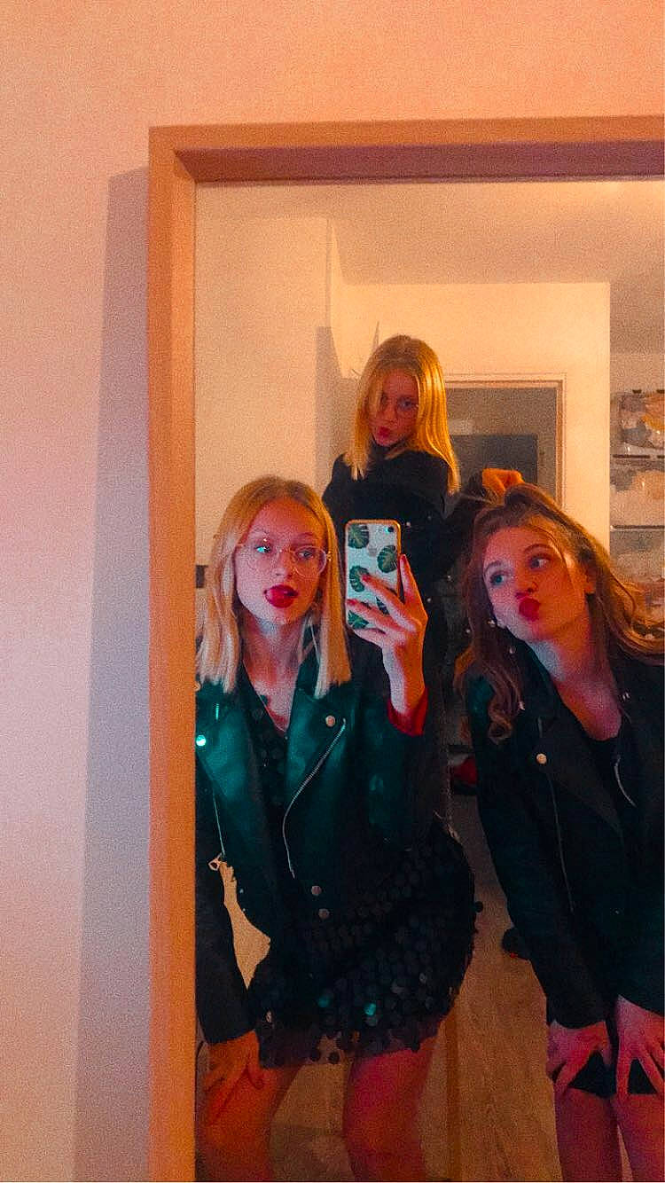 Louane participe au concours pour gagner de l'argent avec cette photo : artificial_hair_integrations, blond, boot, brown_hair, costume, hair_coloring, layered_hair, long_hair, makeover, person, surprise