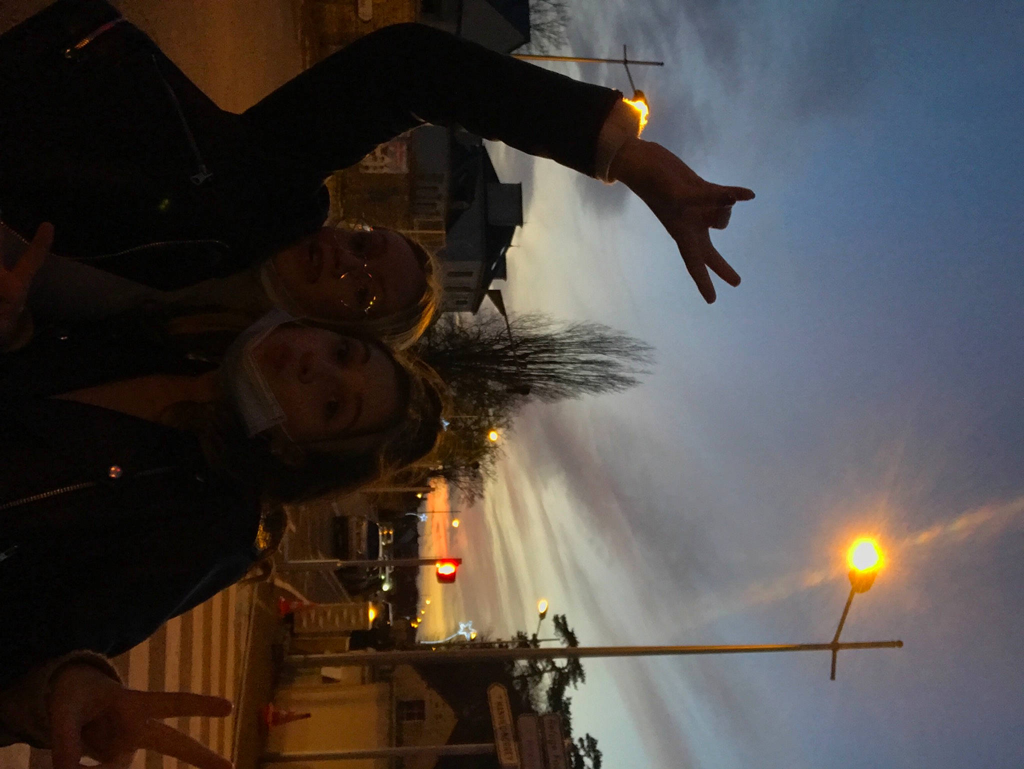 Louane a rejoint le concours — aidez-le/la à gagner de superbes lots ! astronomical_object, atmospheric_phenomenon, backlighting, dusk, evening, gas, gesture, heat, lens_flare, light, person, public_utility, security_lighting, street_light, sun, sunlight, sunrise, under_exposed