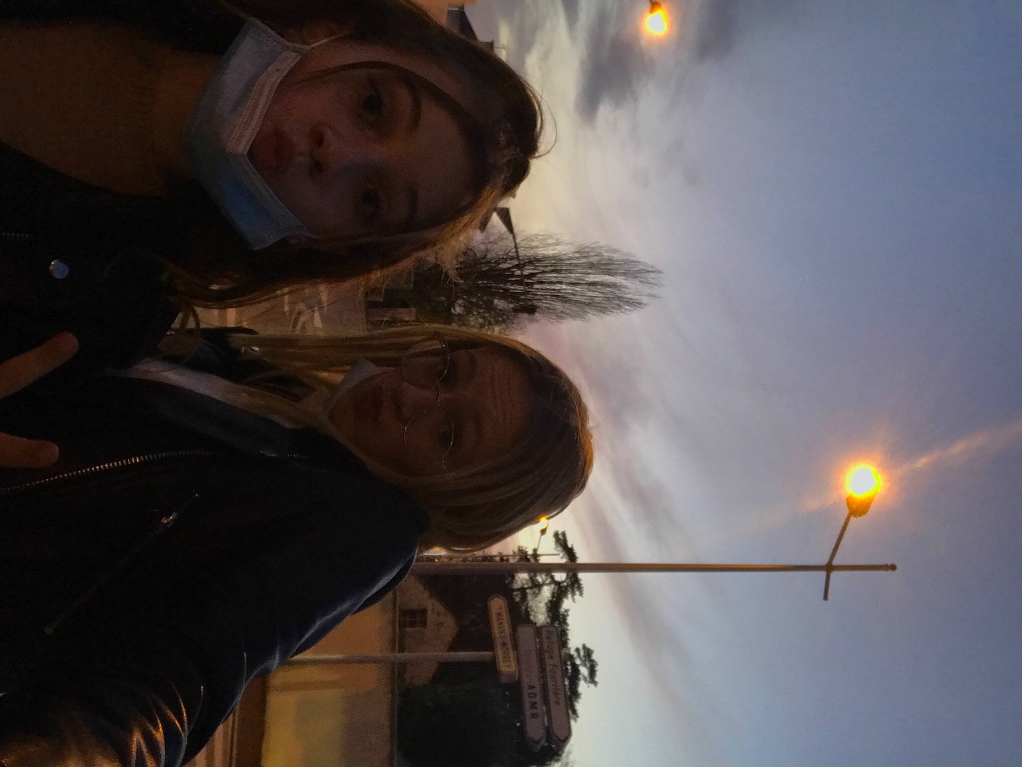 Louane participe au concours pour gagner de l'argent avec cette photo : backlighting, heat, lens_flare, light, person, selfie, sunlight, under_exposed