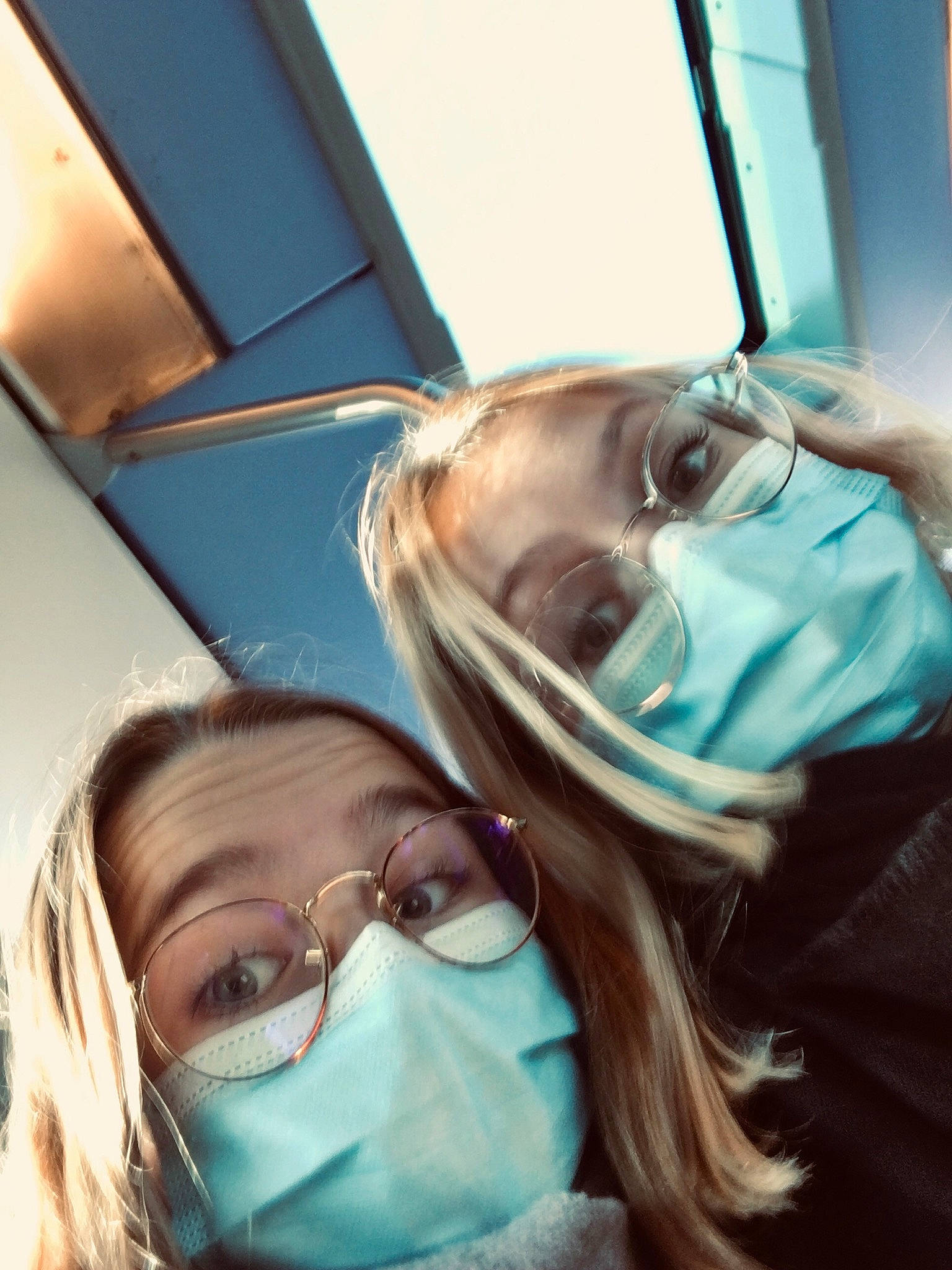 Juliette a rejoint le concours — aidez-le/la à gagner de superbes lots ! blond, cool, eye_glass_accessory, eyewear, fun, hair, person, photobombing, selfie, teal, turquoise, vision_care