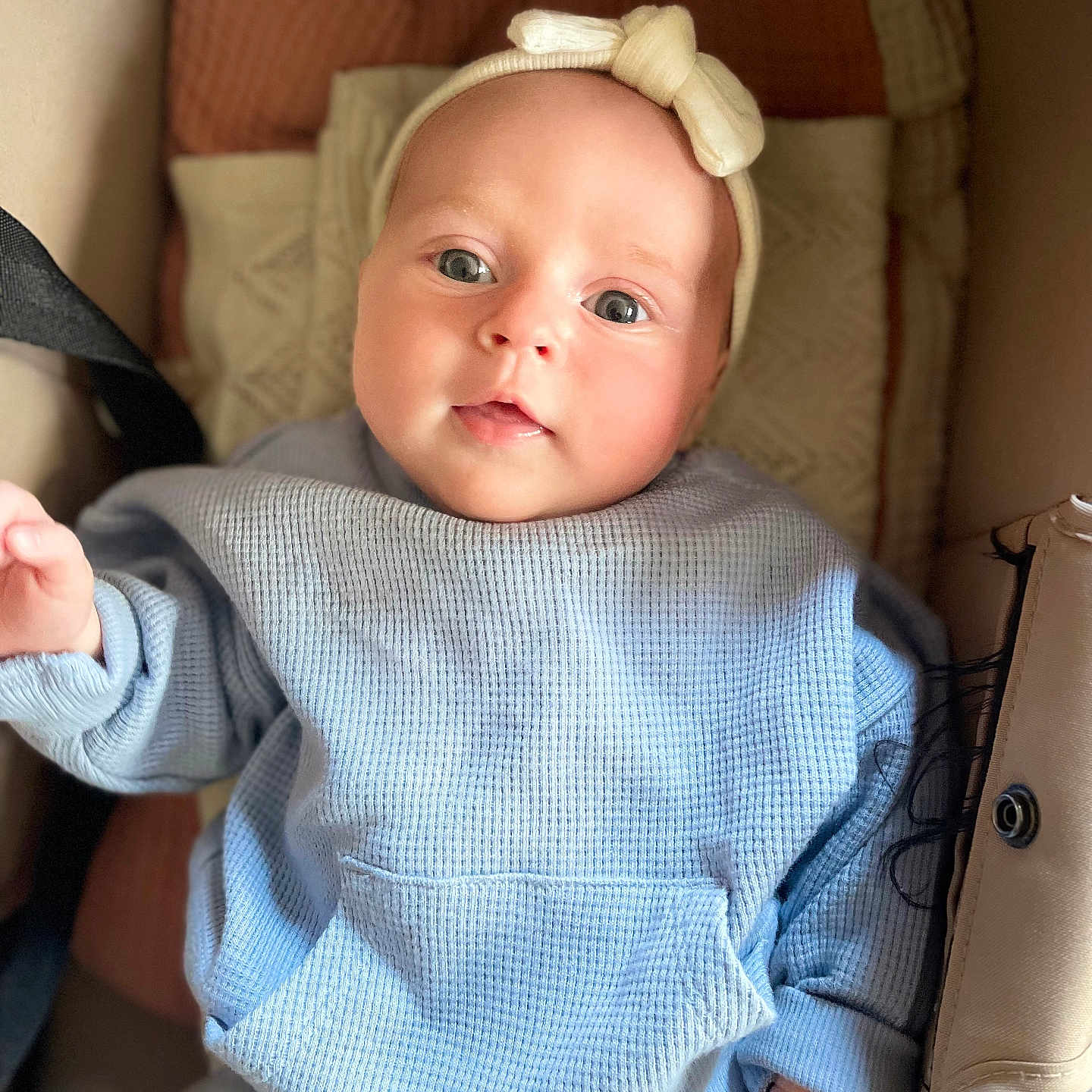 éléonore a rejoint le concours — aidez-le/la à gagner de superbes lots ! baby, blanket, blue_clothing, child, closeup, cozy, cute, expression, face, happy, headband, indoor, infant, person, portrait, sitting, small_hand, soft_light, stroller, young