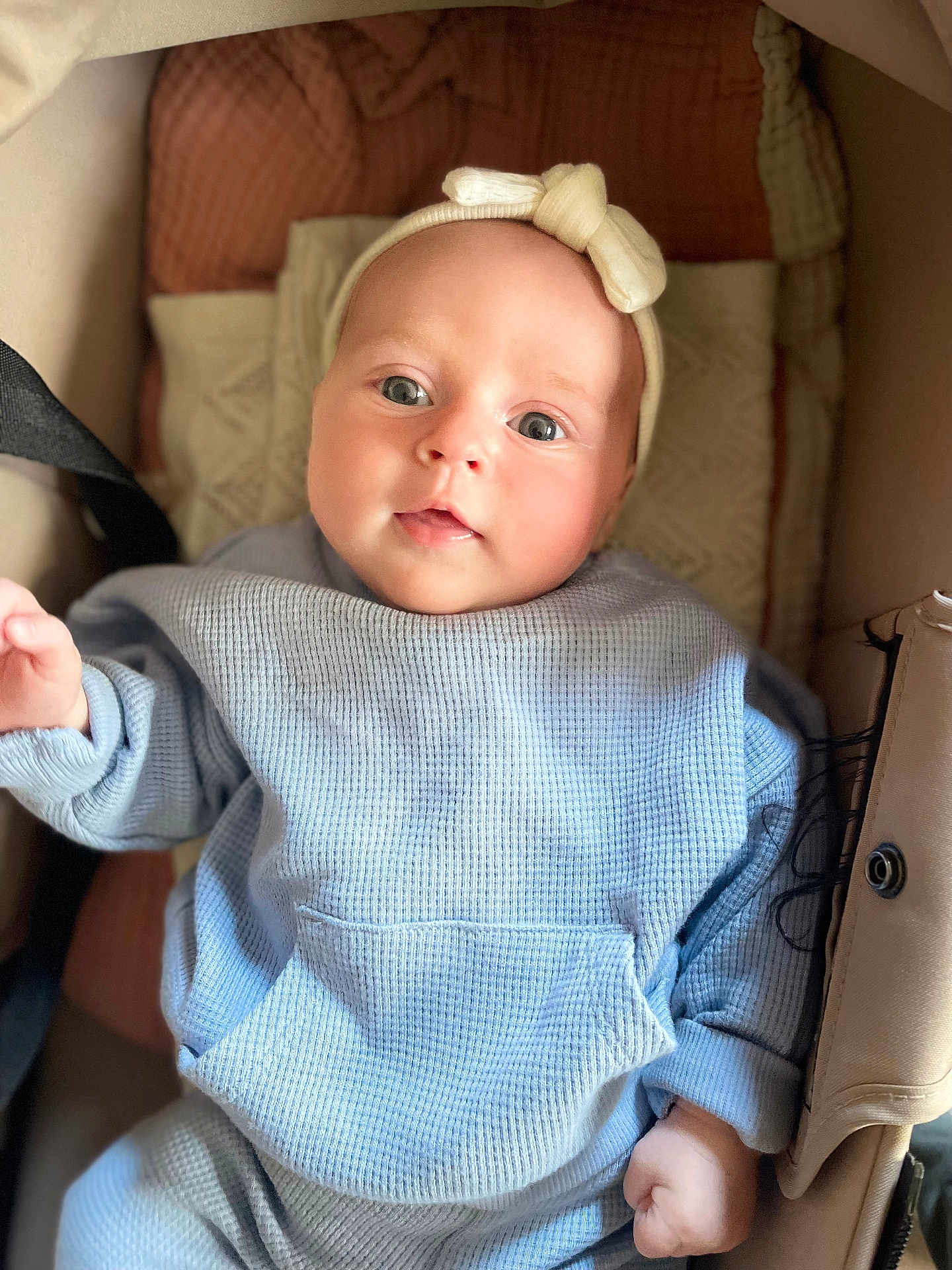 éléonore a rejoint le concours — aidez-le/la à gagner de superbes lots ! baby, infant, child, face, headband, blue_clothing, sitting, stroller, blanket, cute, closeup, portrait, happy, soft_light, indoor, person, small_hand, expression, cozy, young