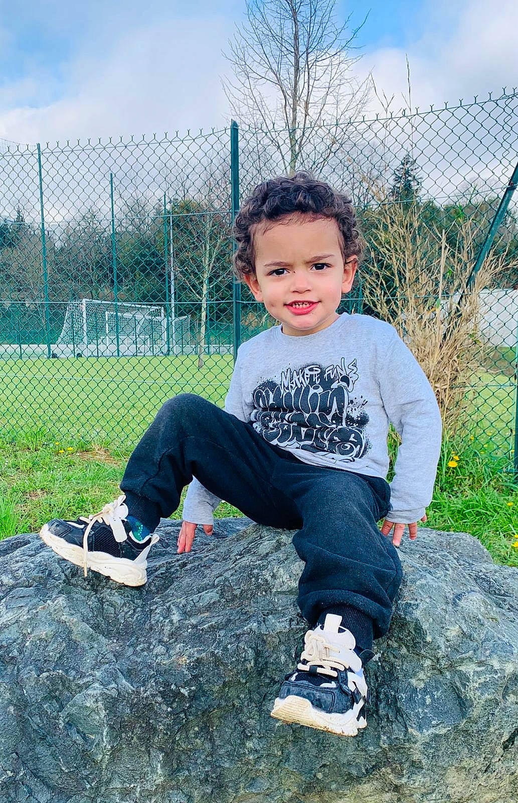 David participe au concours pour gagner de l'argent avec cette photo : cool, denim, fence, flash_photography, footwear, fun, grass, happy, jeans, joy, leg, leisure, people_in_nature, person, plant, shoe, sky, smile, sneakers, t_shirt