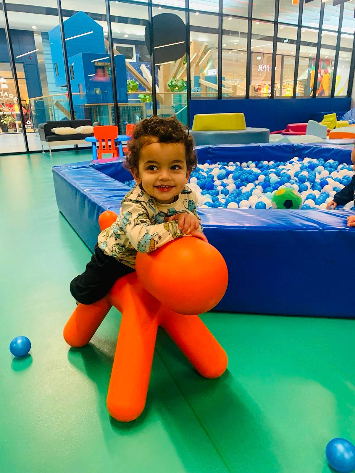 David a rejoint le concours — aidez-le/la à gagner de superbes lots ! baby, ball, child, electric_blue, flooring, fun, games, happy, indoor_games_and_sports, joy, leisure, person, physical_fitness, play, playground, recreation, recreation_room, room, smile, sweatpant