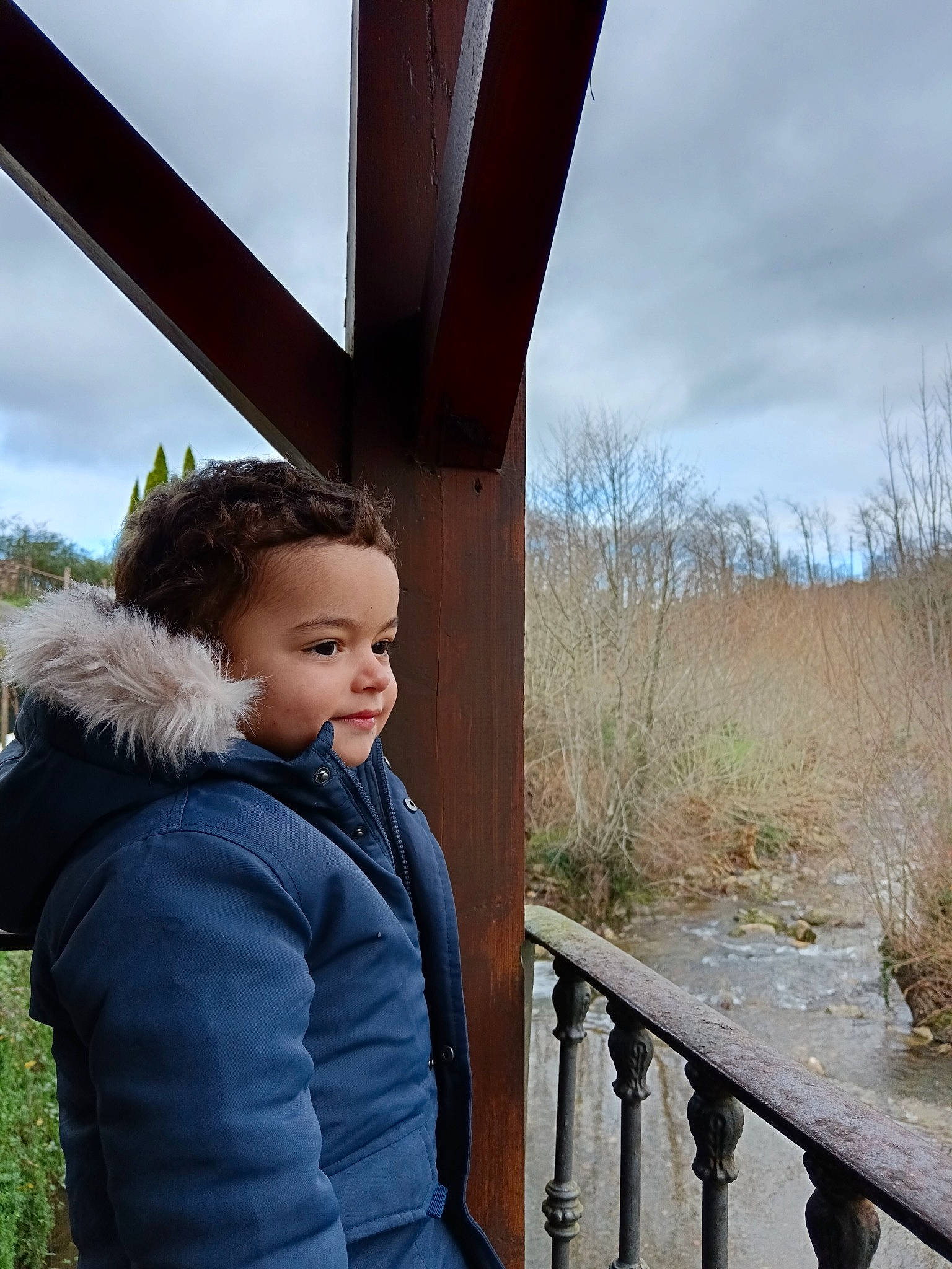 David a rejoint le concours — aidez-le/la à gagner de superbes lots ! brown_hair, child, electric_blue, fun, fur, grass, happy, hood, hoodie, landscape, leisure, person, plant, portrait_photography, recreation, sky, toddler, tree, vacation, winter